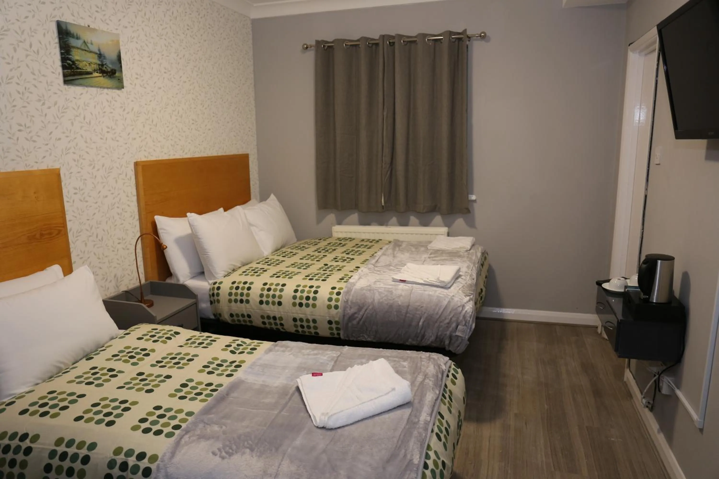 Photo of the whole room, Bed in Elstree Inn