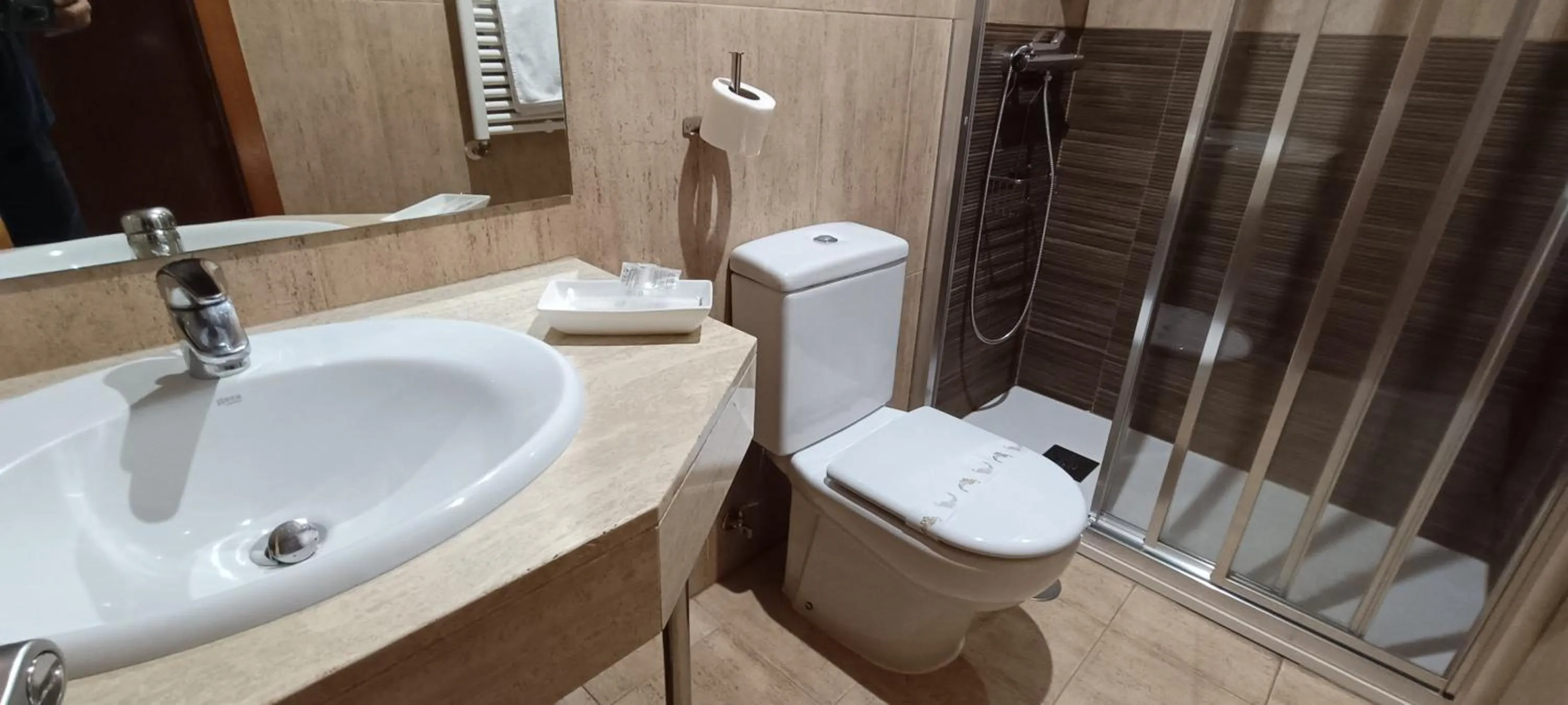 Shower in Hotel Santa Isabel