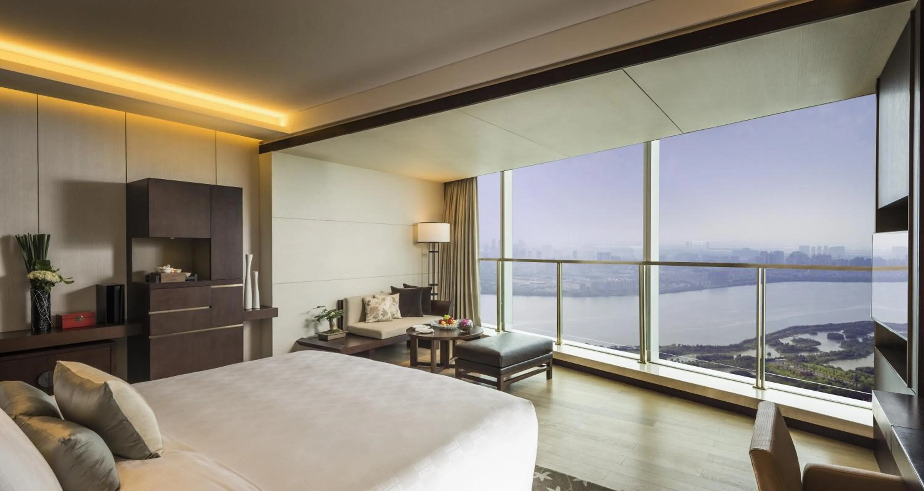 Photo of the whole room, Bed in HUALUXE Hotels & Resorts Nanchang High-Tech Zone, an IHG Hotel