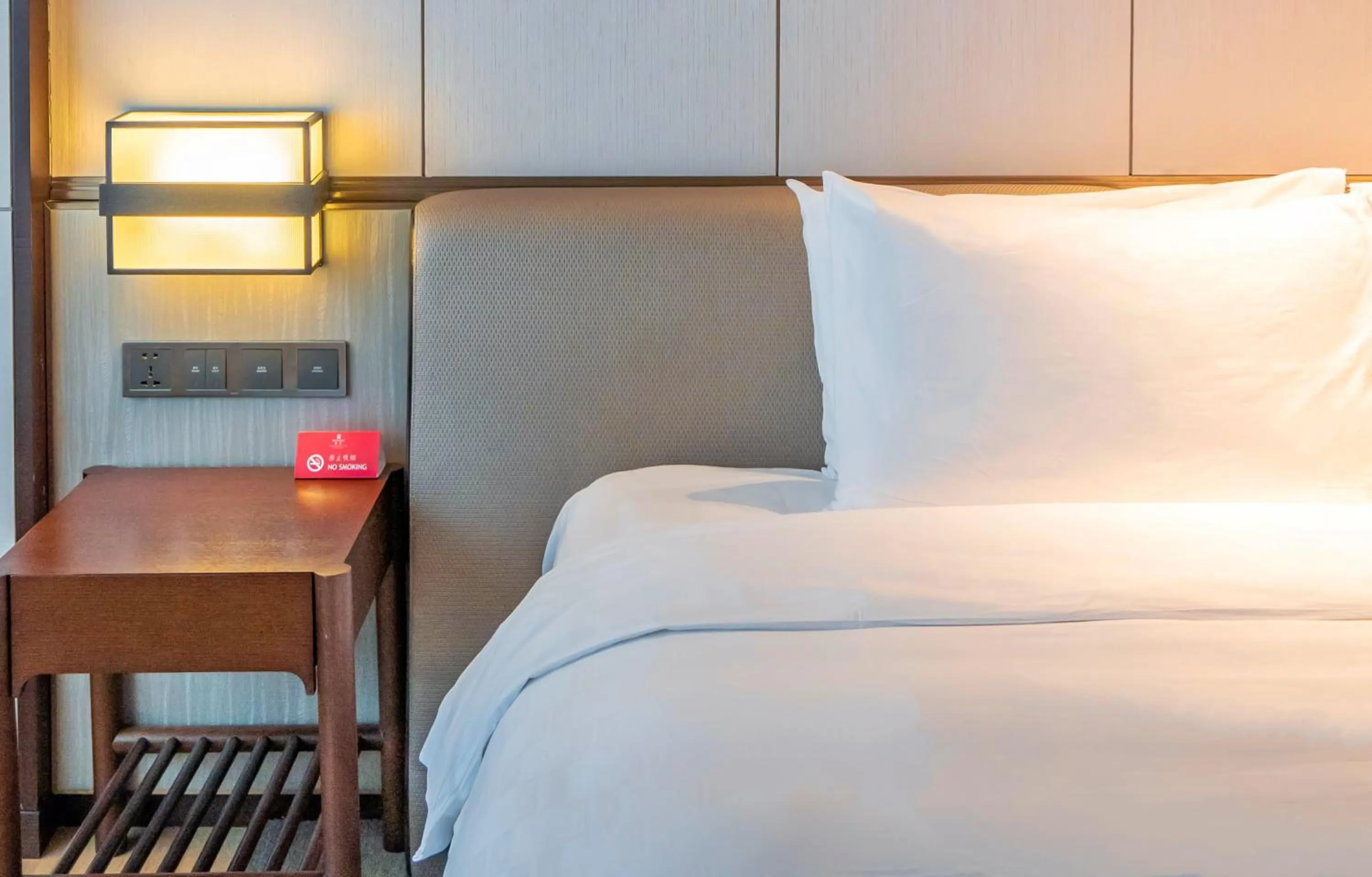 Photo of the whole room, Bed in HUALUXE Hotels & Resorts Nanchang High-Tech Zone, an IHG Hotel