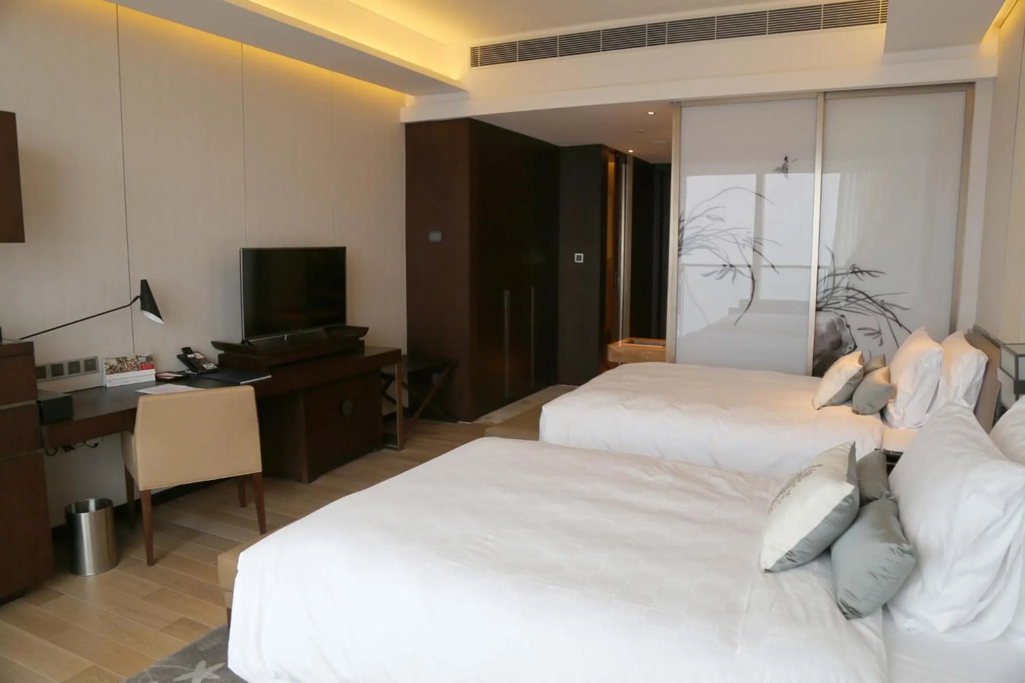 Photo of the whole room, Bed in HUALUXE Hotels & Resorts Nanchang High-Tech Zone, an IHG Hotel