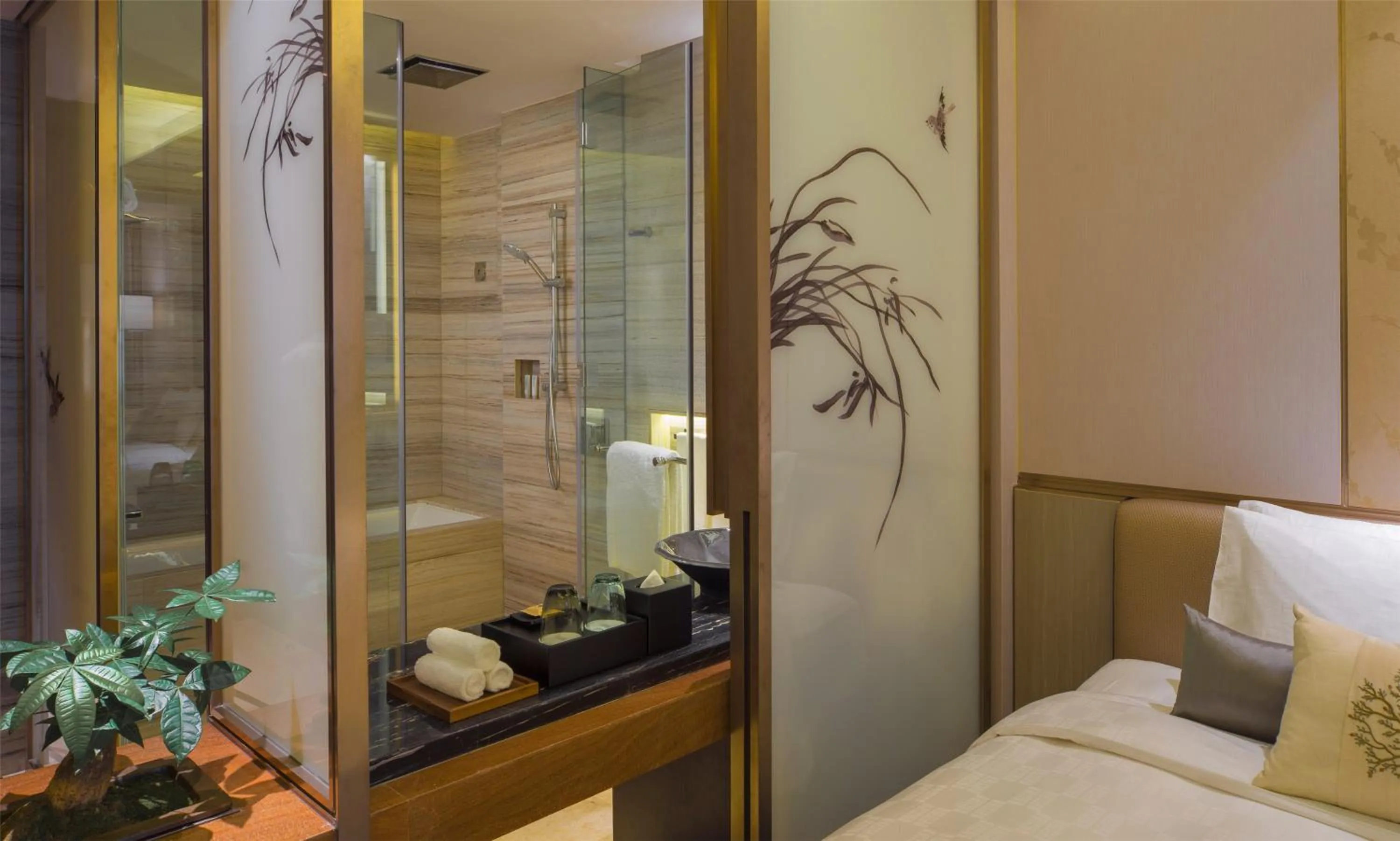 Bathroom, Bed in HUALUXE Hotels & Resorts Nanchang High-Tech Zone, an IHG Hotel