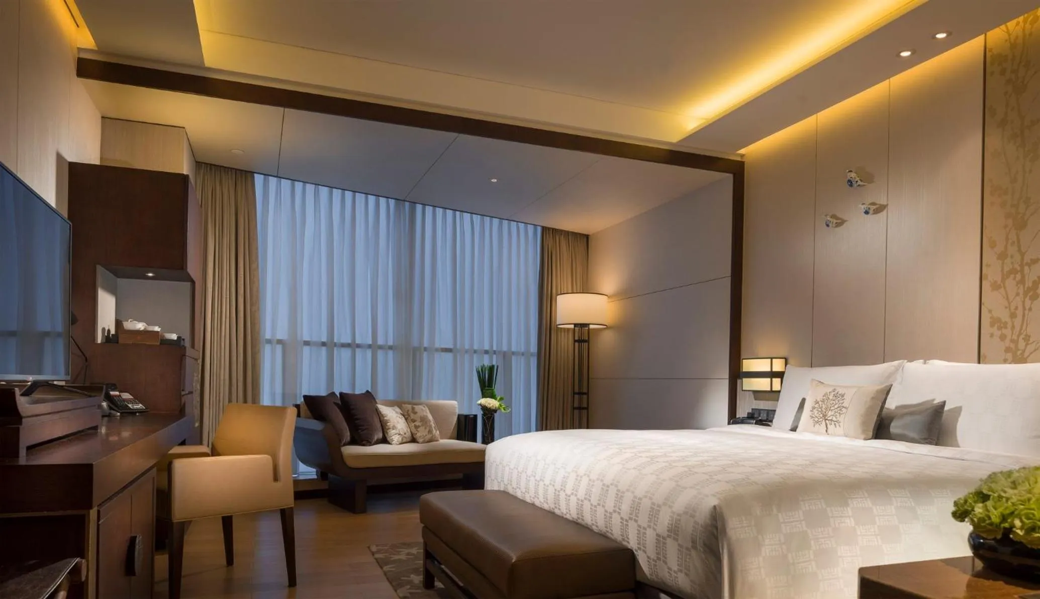 Photo of the whole room, Bed in HUALUXE Hotels & Resorts Nanchang High-Tech Zone, an IHG Hotel