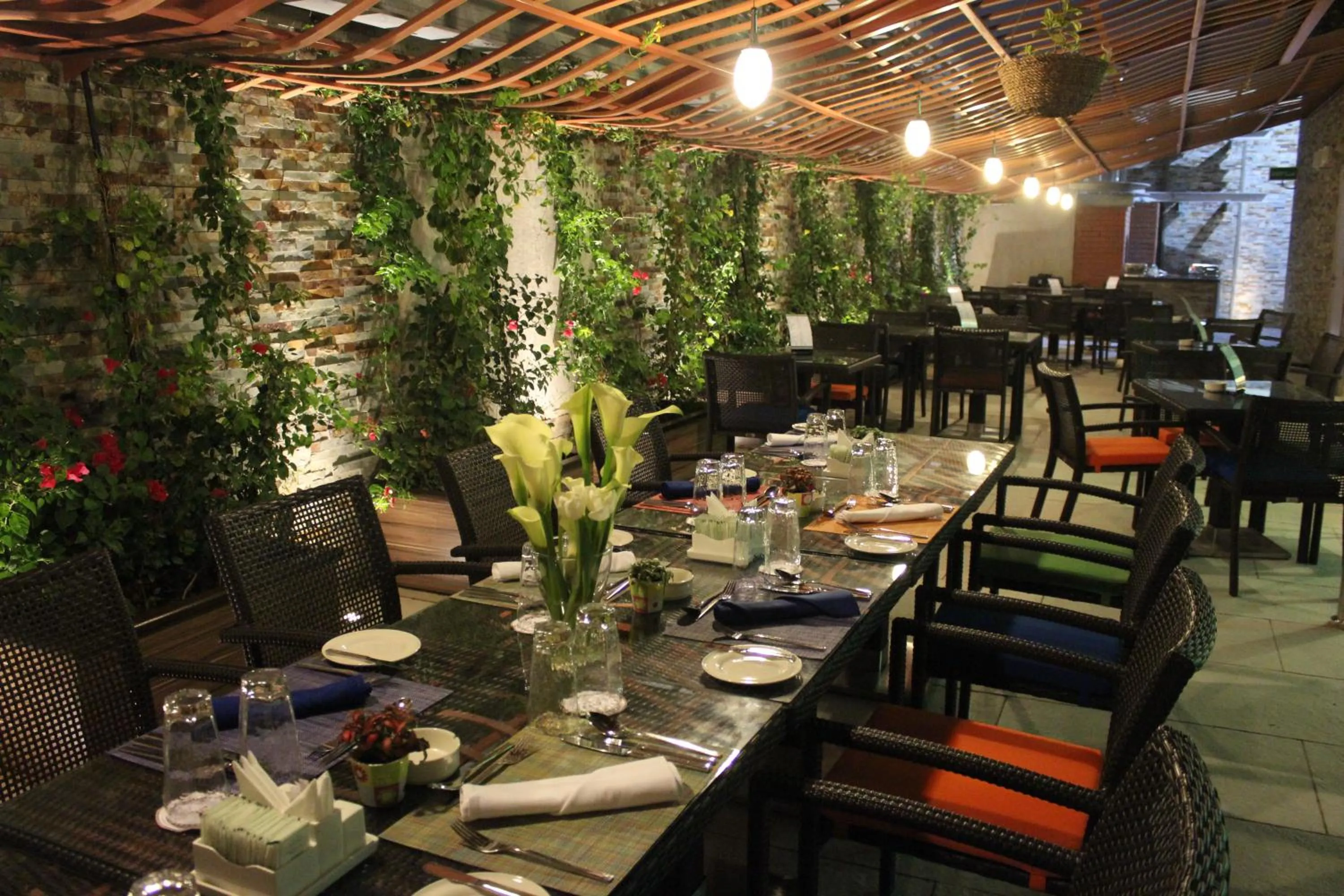 Lounge or bar in Holiday Inn Jeddah Gateway by IHG