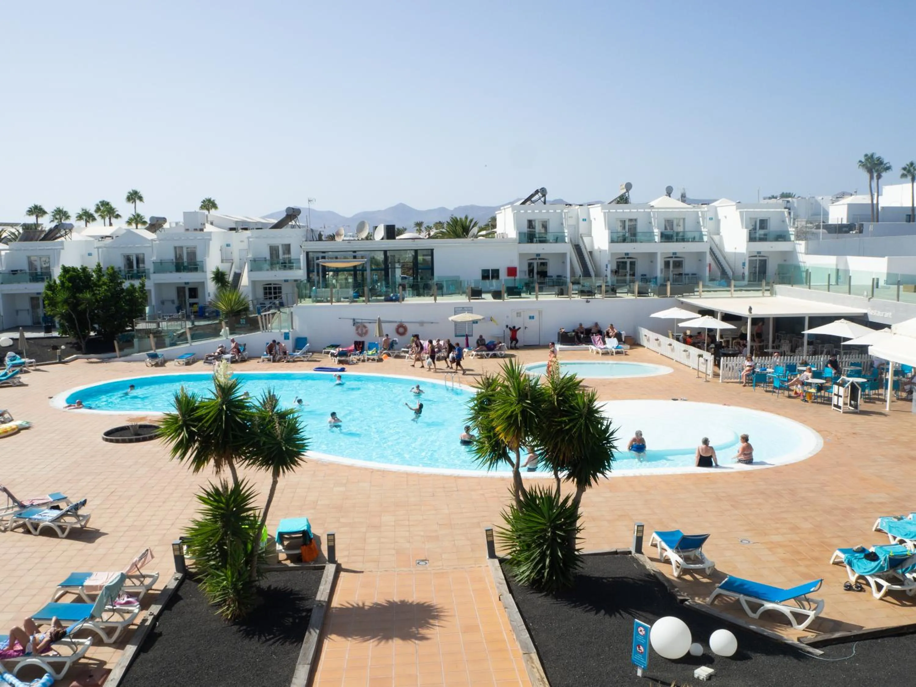 Swimming pool in Hotel Plaza Palmeras