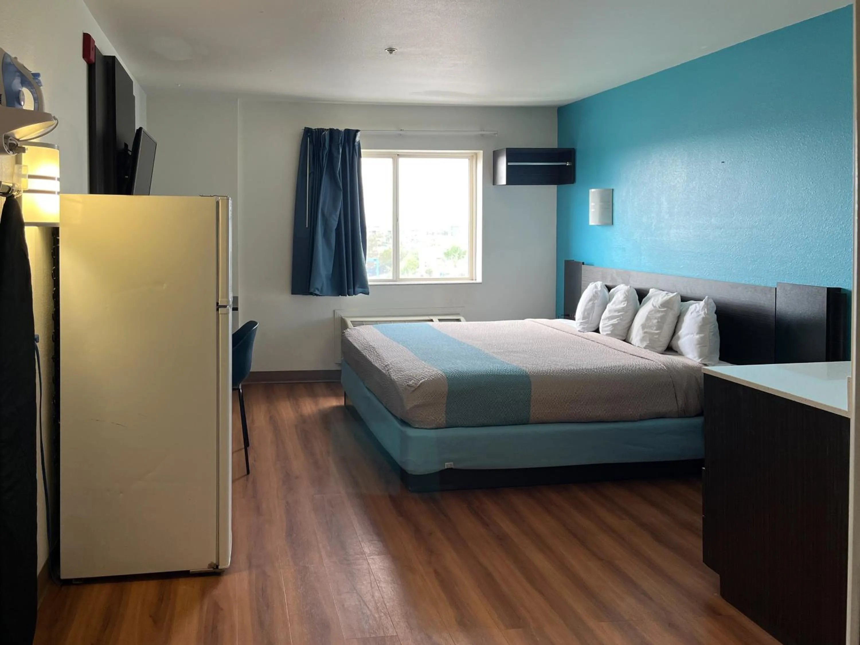 Bedroom, Bed in Studio 6 Las Cruces, NM Telshor