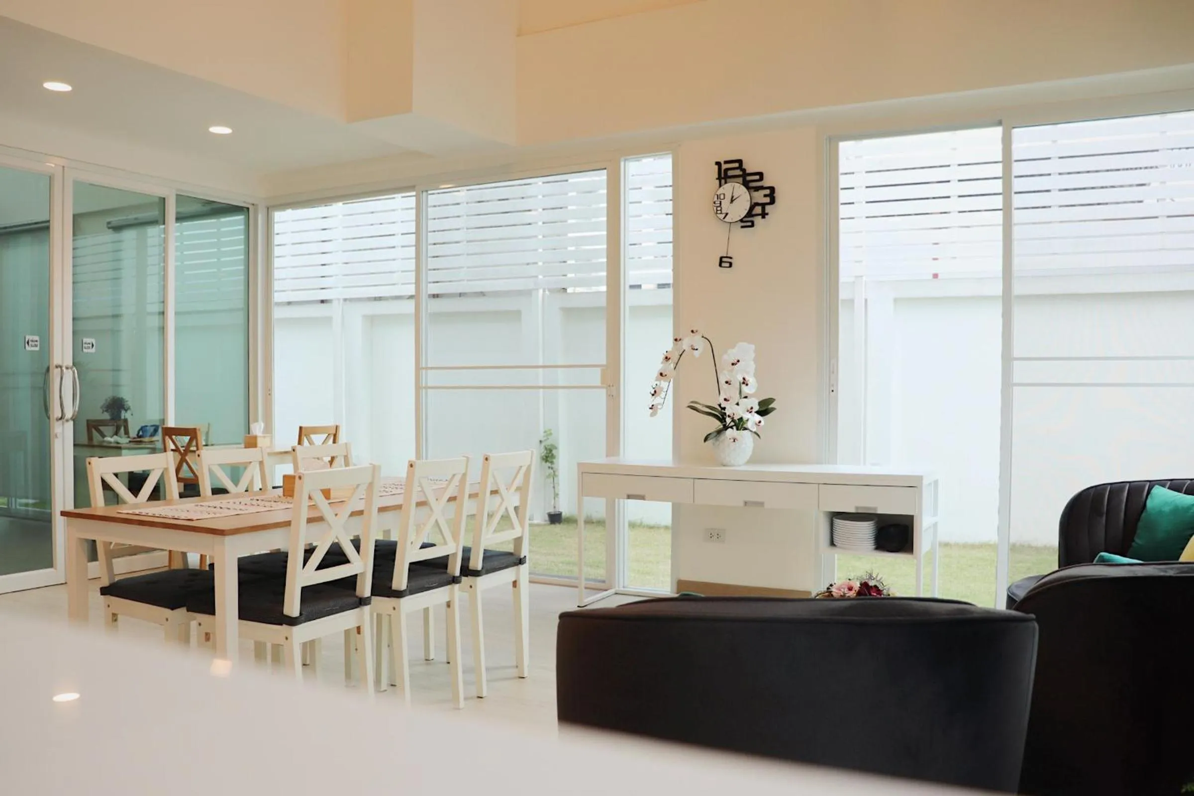 Dining area in ResT Bangkok Poshtel