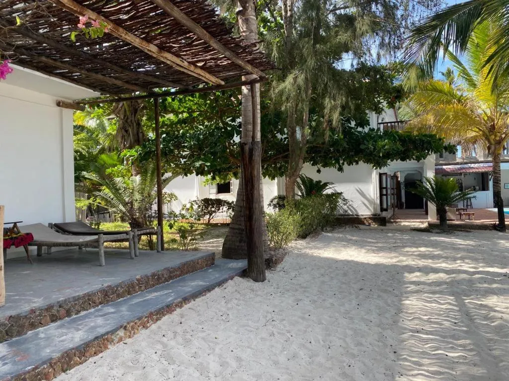 Moonshine Uroa Boutique Hotel