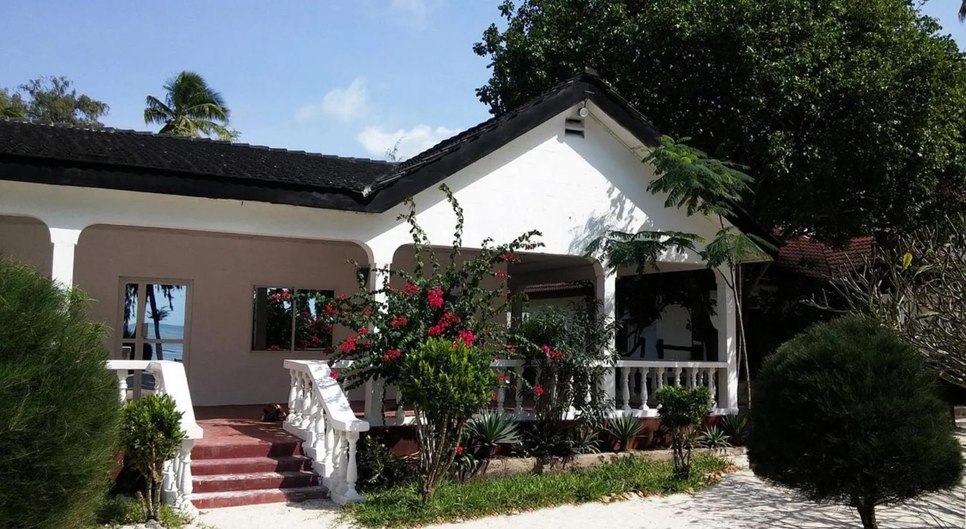 Moonshine Uroa Boutique Hotel