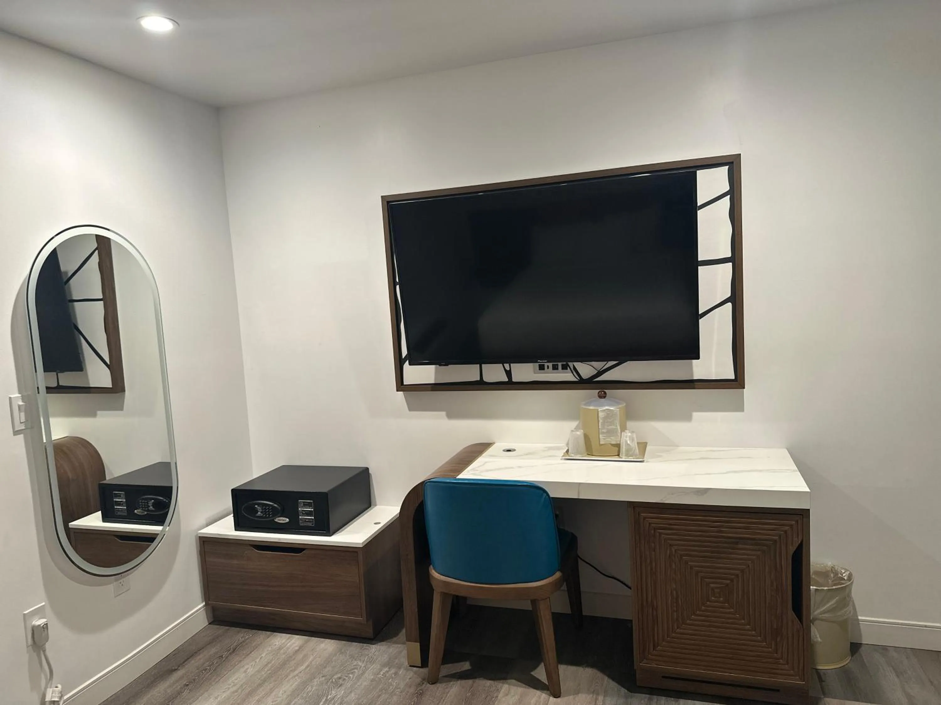 TV and multimedia in Hotel Rudra - Hollywood