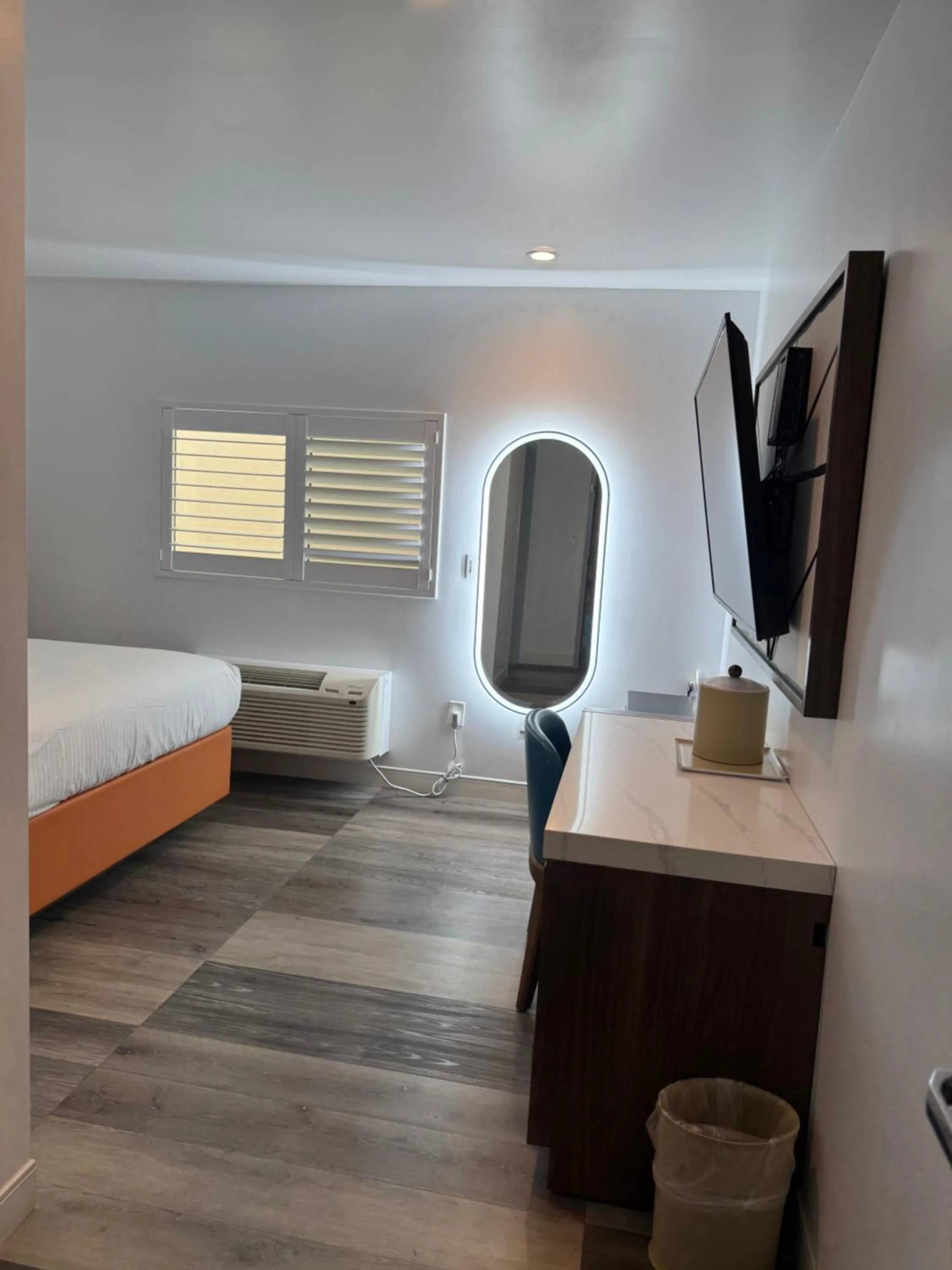 Bedroom, Bed in Hotel Rudra - Hollywood