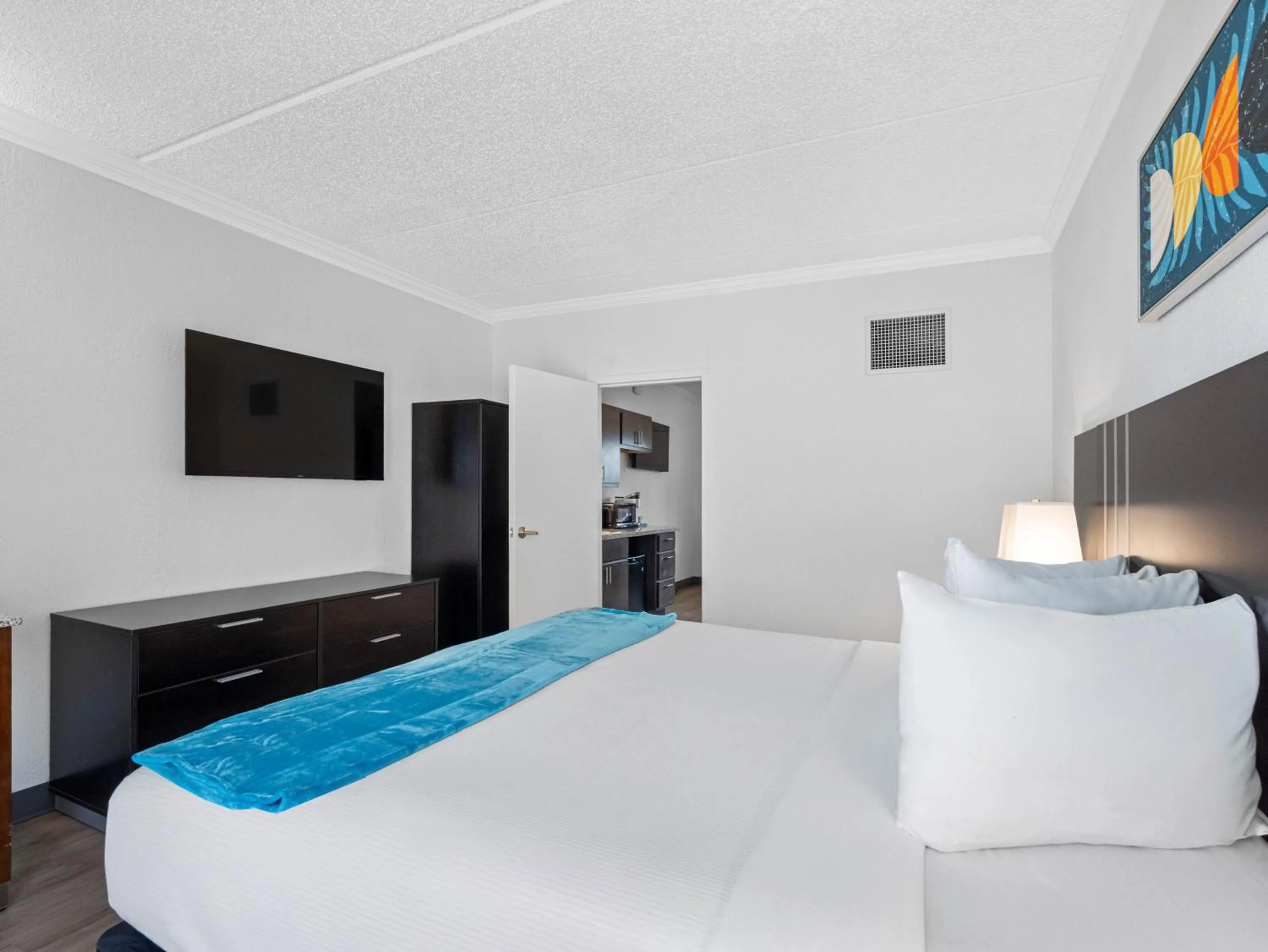 Bed in OASIS BAY SUITES, Tampa, Busch Gardens, USF