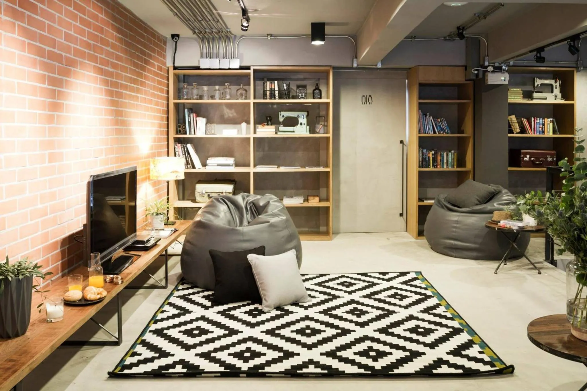 Seating area in BED STATION Hostel Ratchthewi