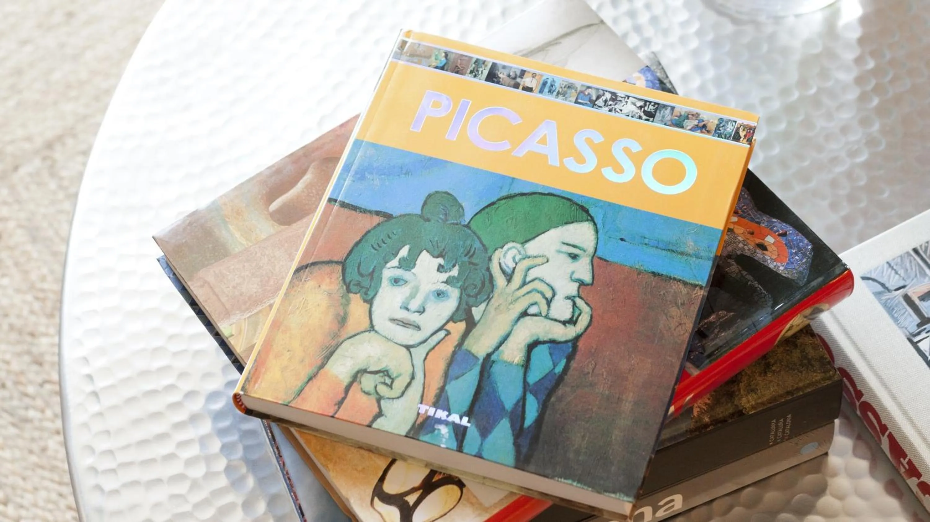 Decorative detail in Happy Apartments