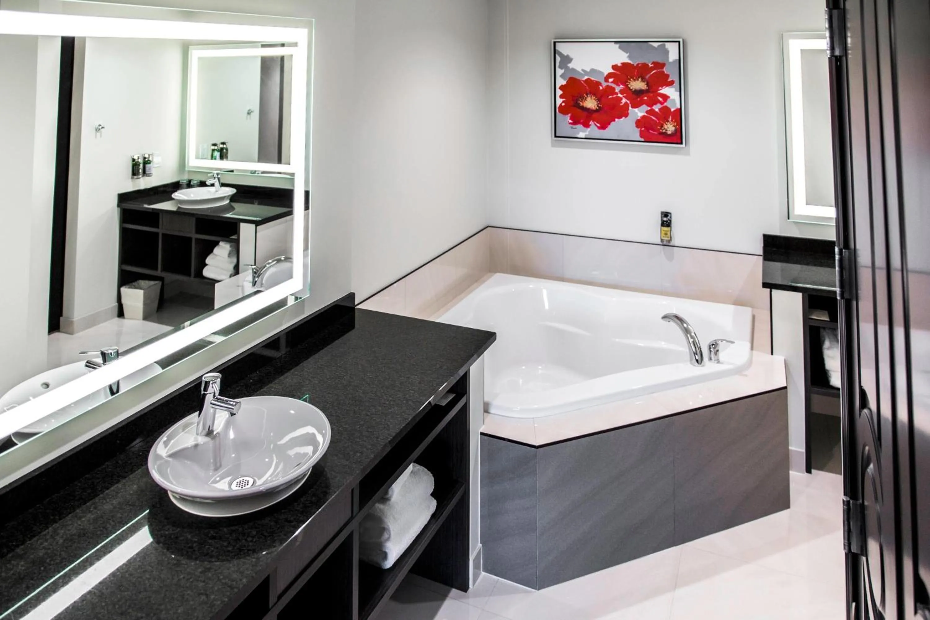 Bathroom, Bed in The Davenport Grand, Autograph Collection