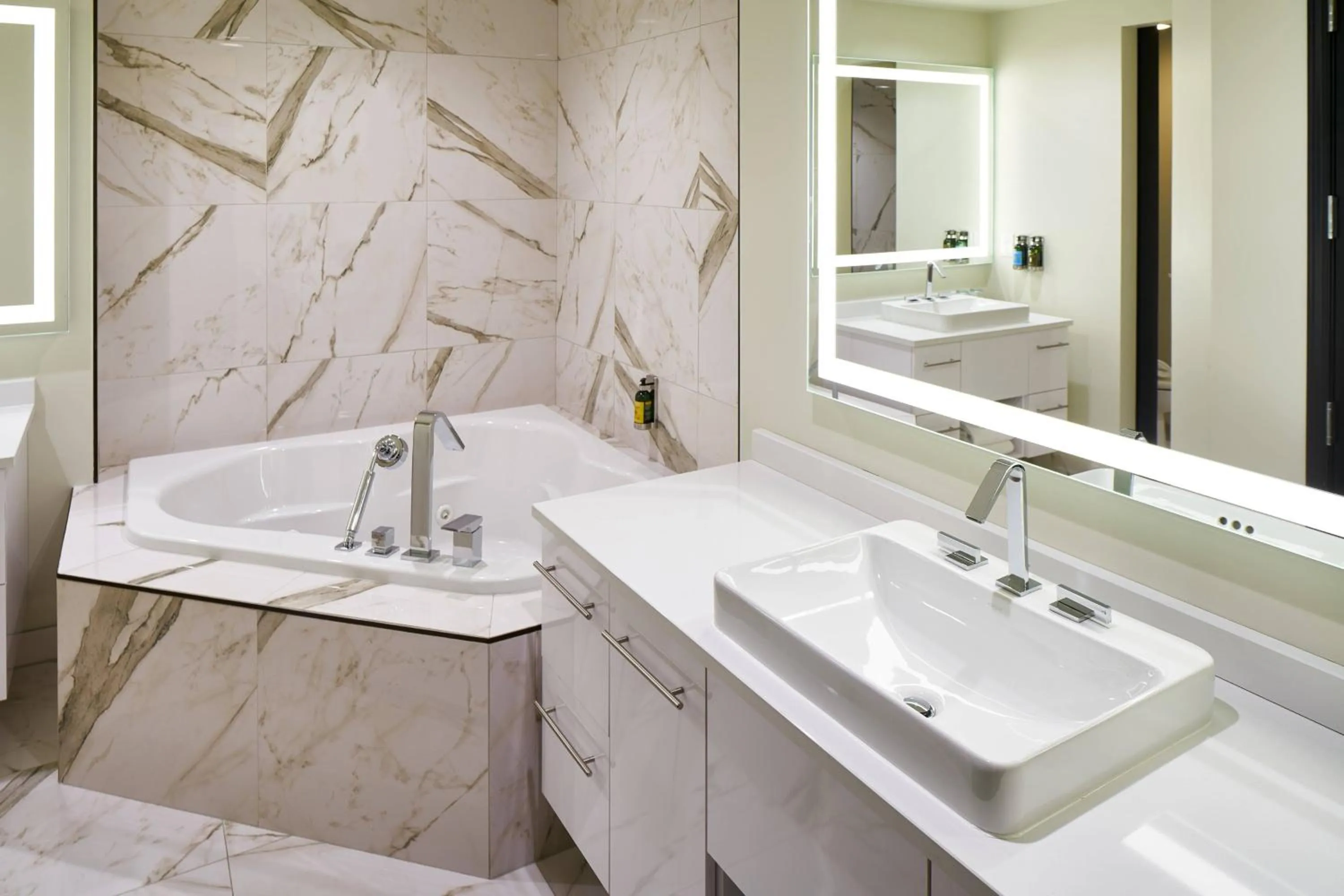 Bathroom in The Davenport Grand, Autograph Collection