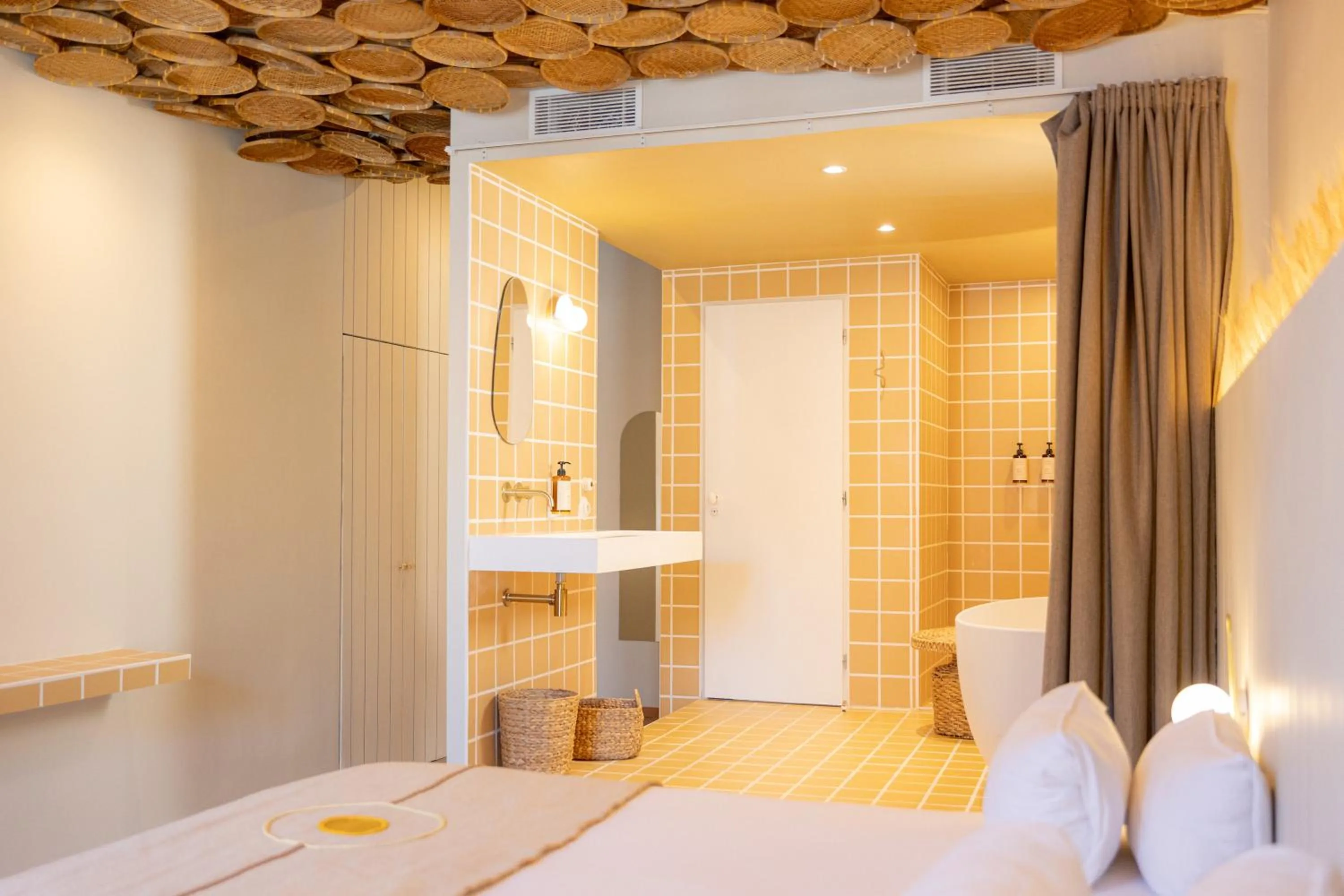 Bathroom, Bed in Hotel M Soleil - Montpellier Centre Saint Roch