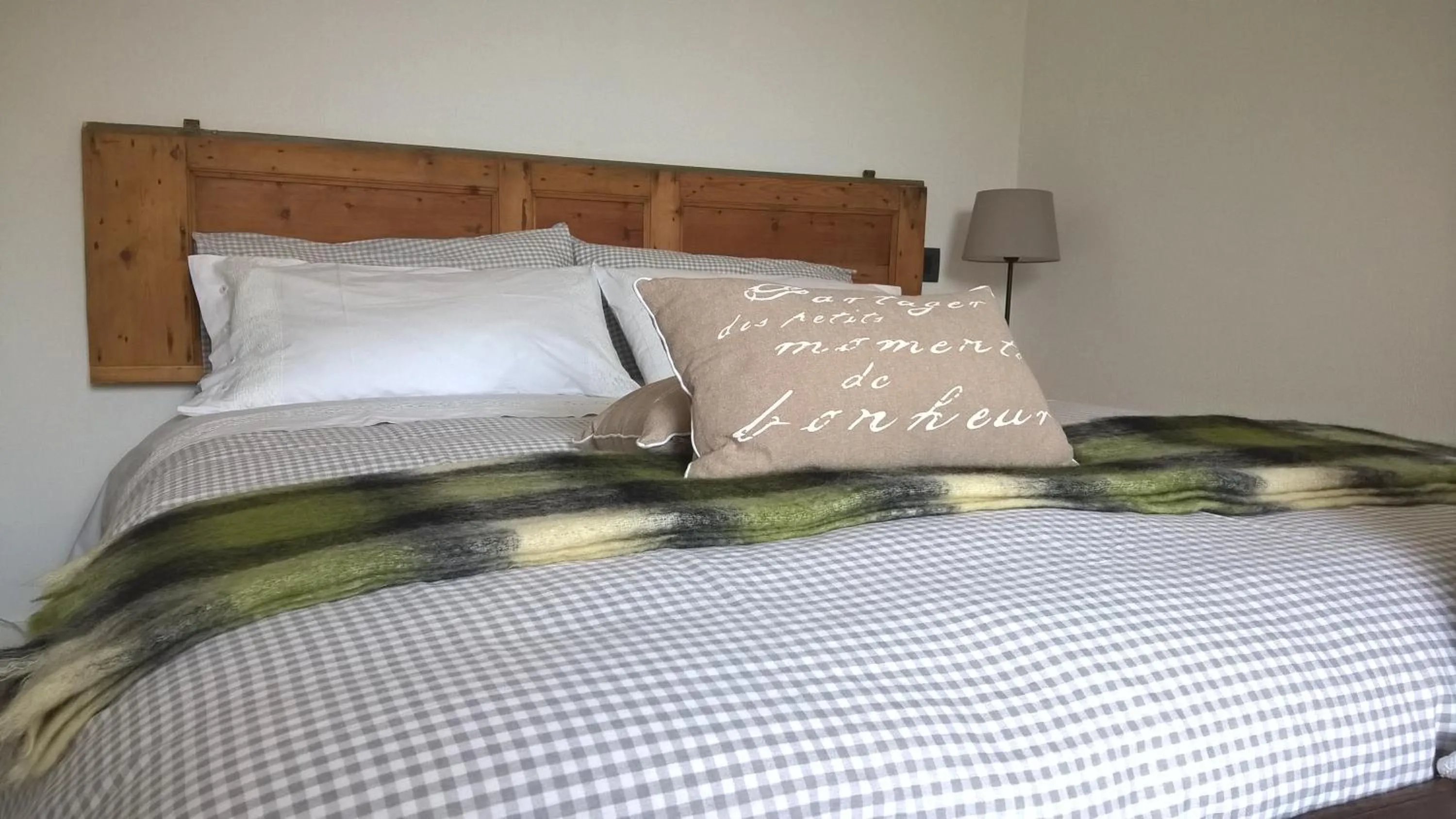 Decorative detail, Bed in Le Clementine B&B