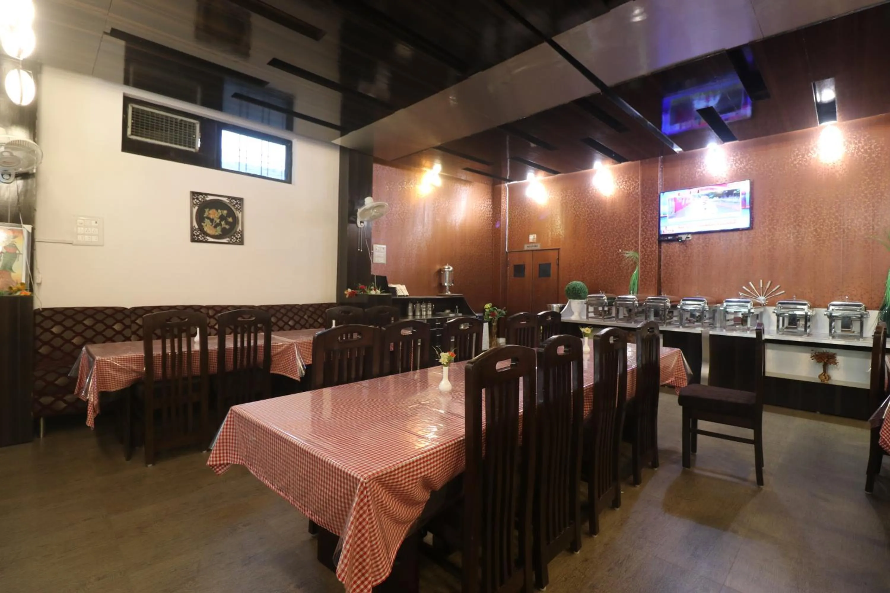 Restaurant/places to eat in Hotel Mandakini