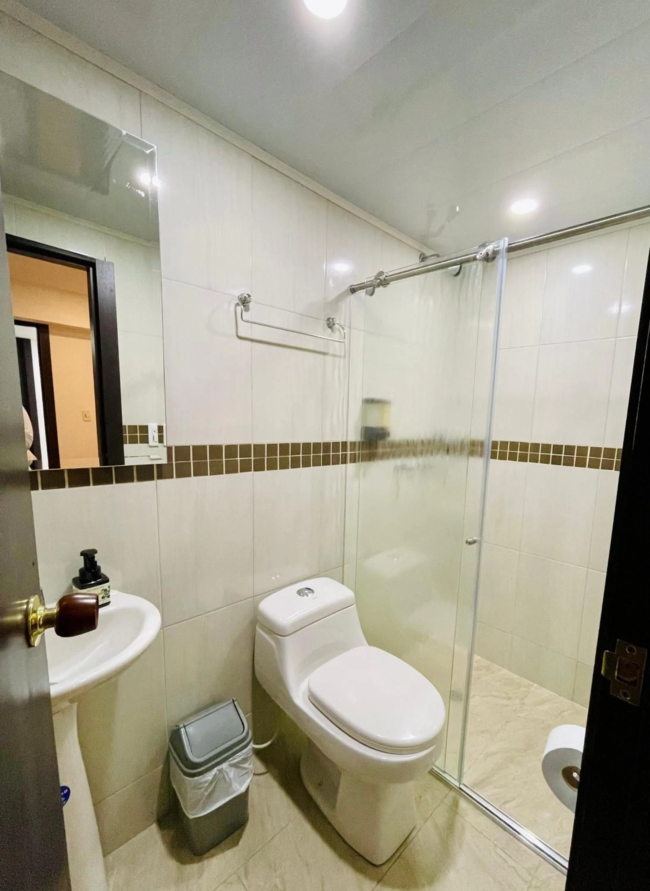 Shower in Hotel Embajada 44