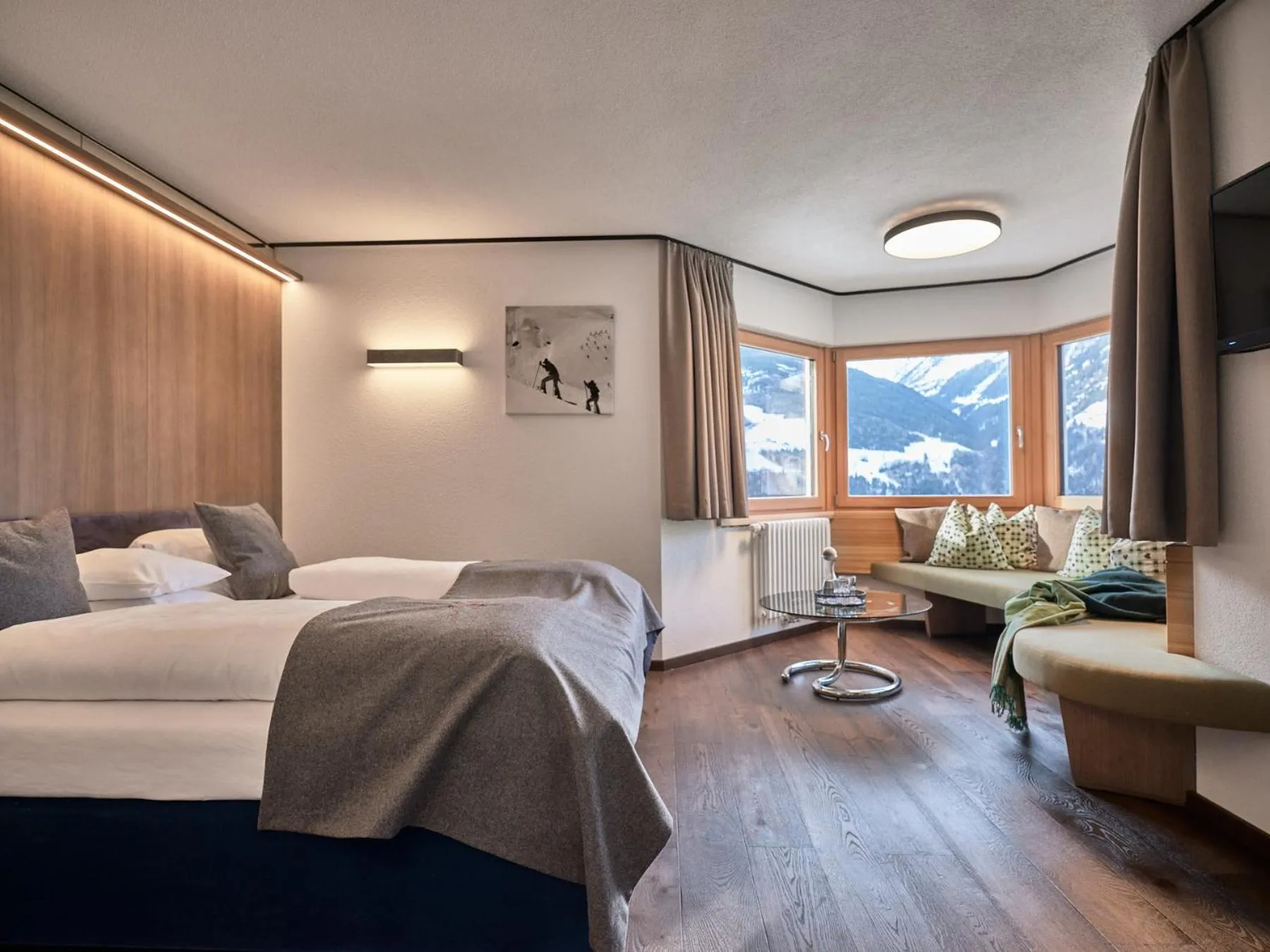 Living room, Bed in Panoramahotel Fliesserhof