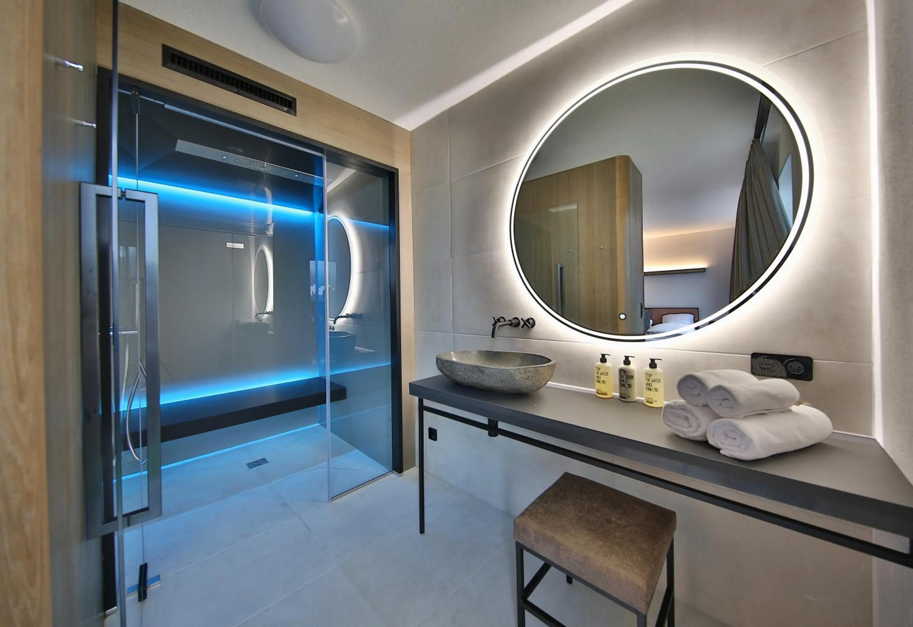 Shower in Panoramahotel Fliesserhof