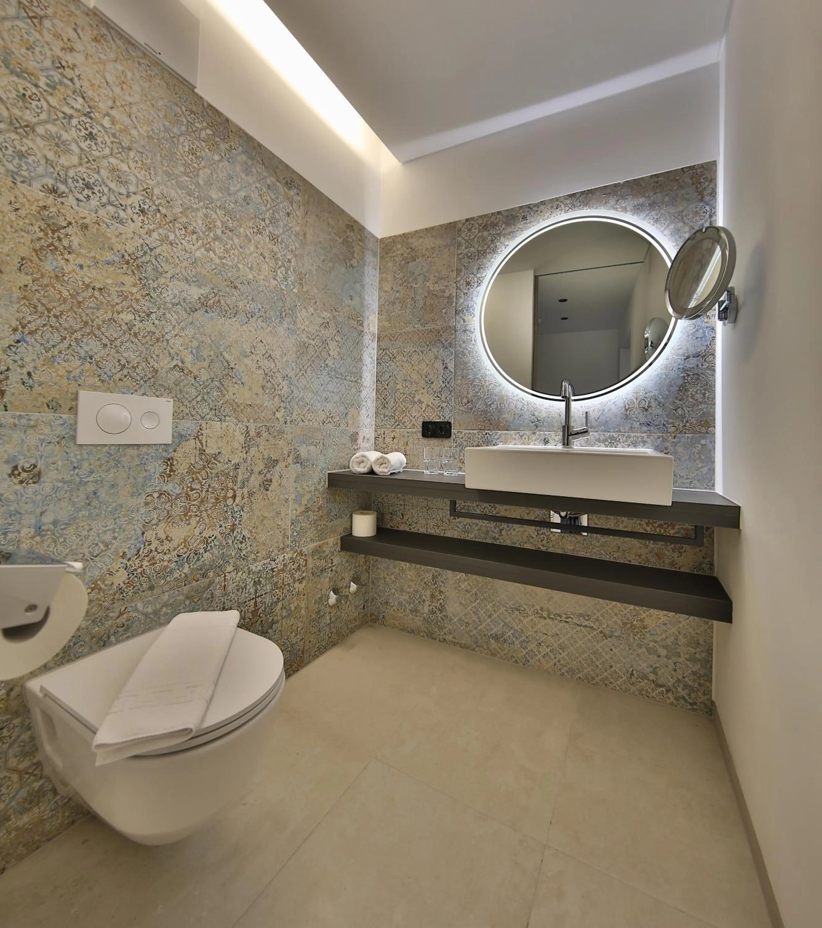 Toilet in Panoramahotel Fliesserhof