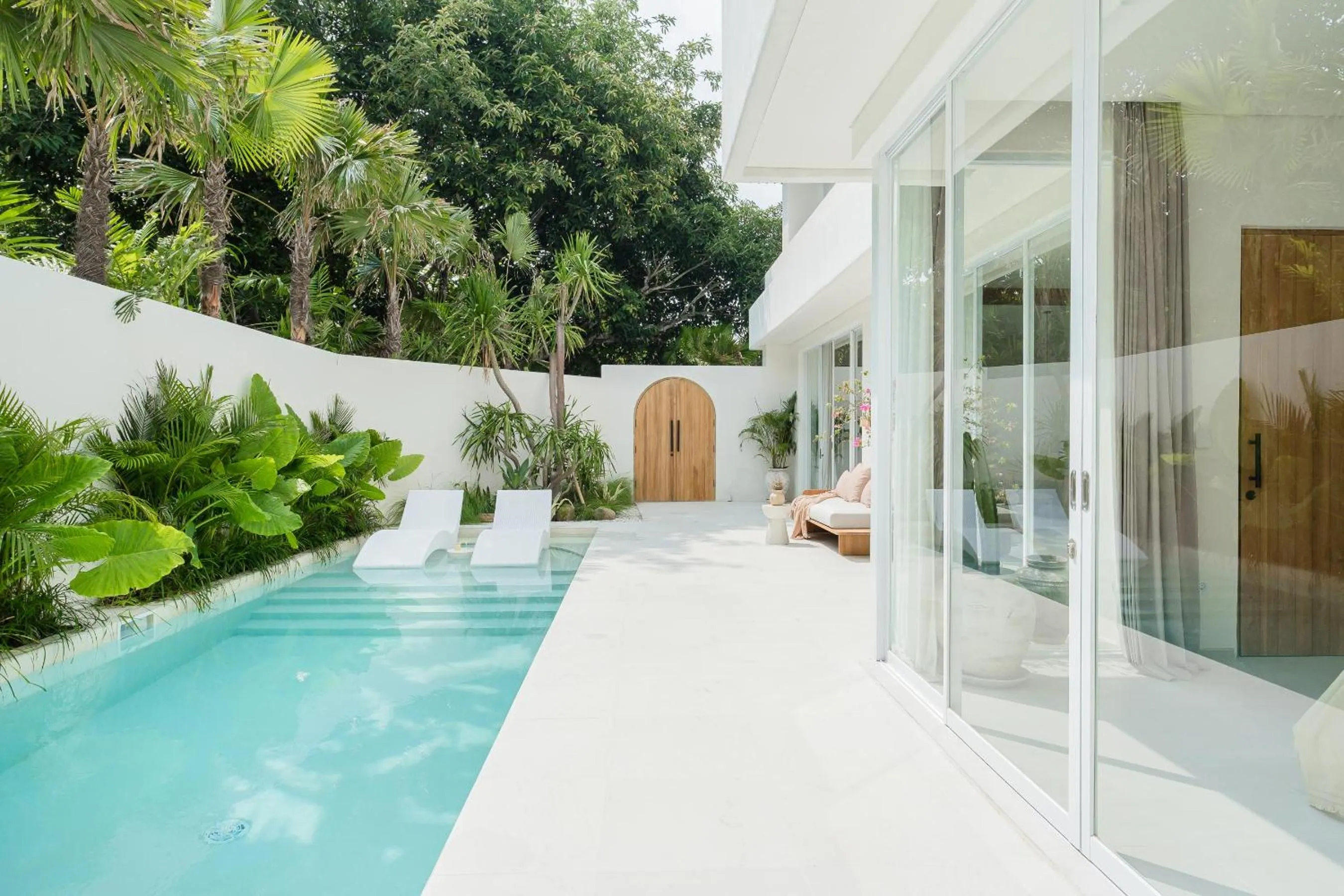 Swimming pool in Mazari Villas