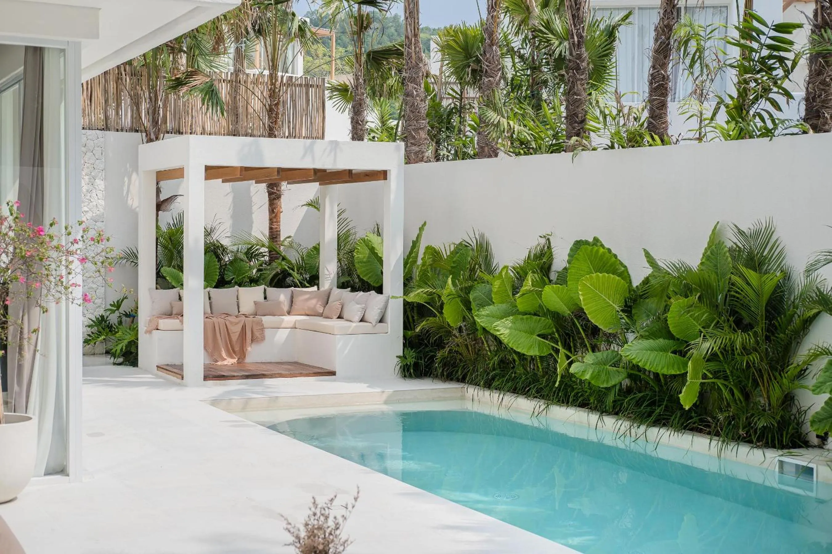 Swimming pool in Mazari Villas