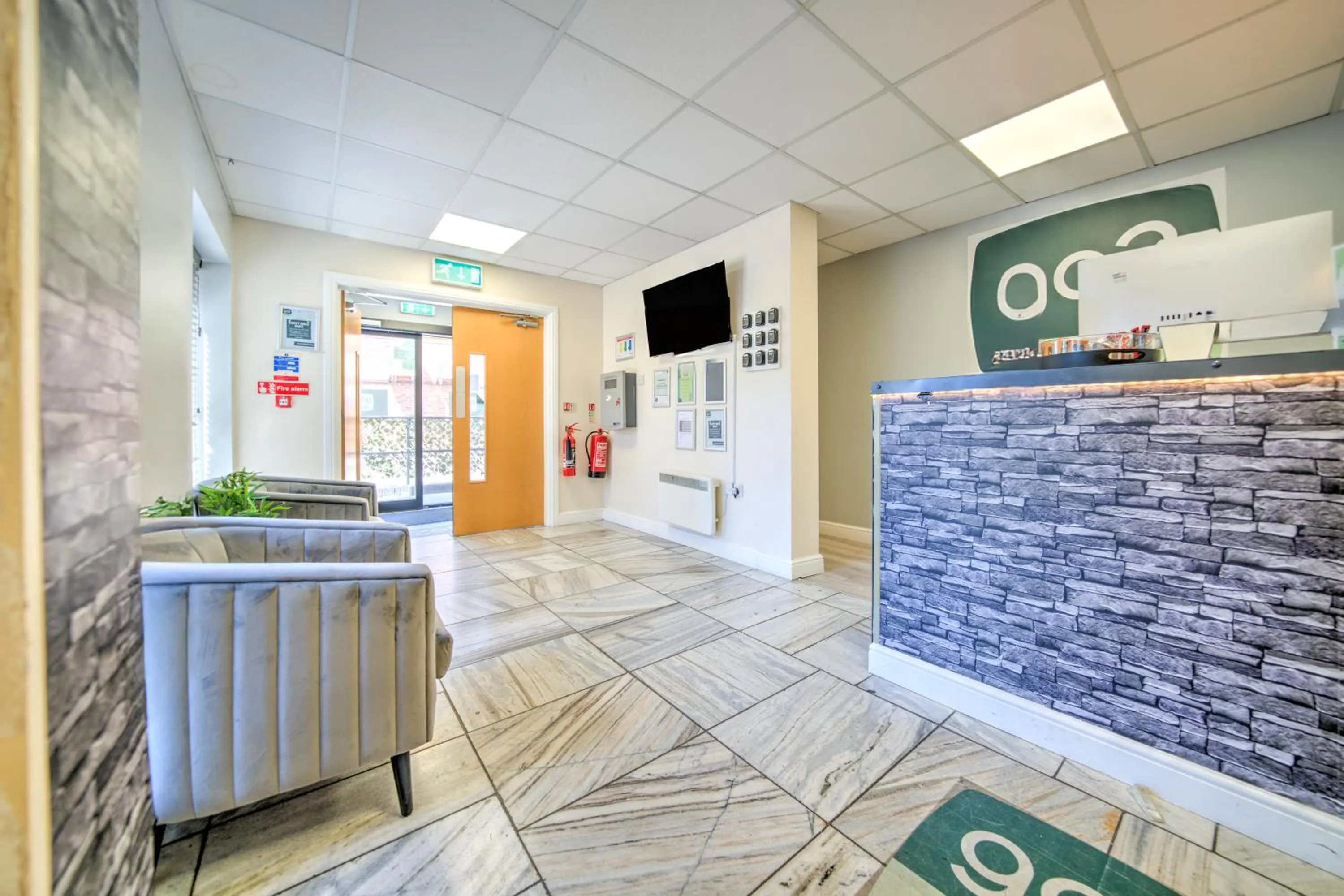 TV and multimedia in GO2 Gloucester Hotel by OYO