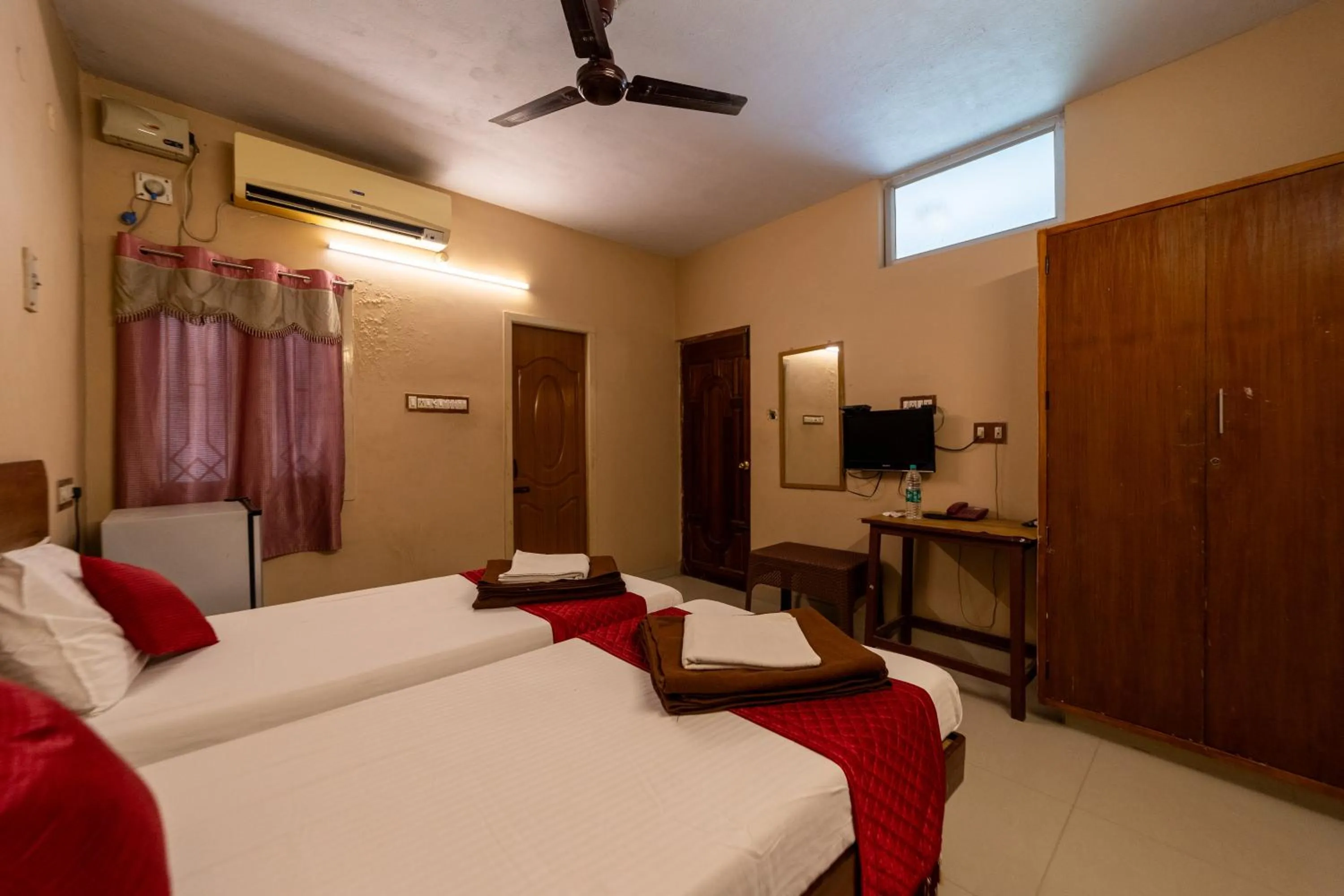 Photo of the whole room, Bed in Nataraja Residency