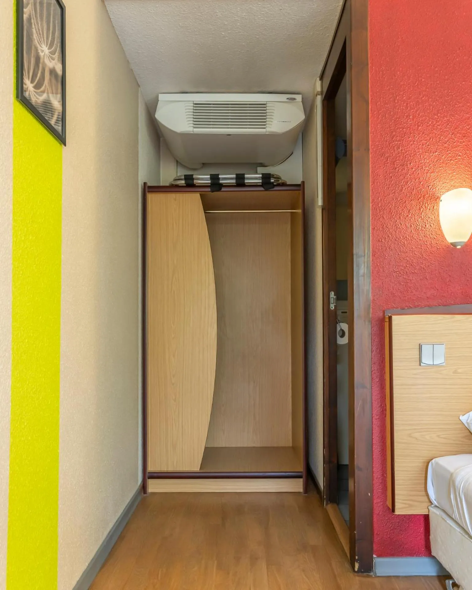 wardrobe, Bed in Sleep & Go Brugge