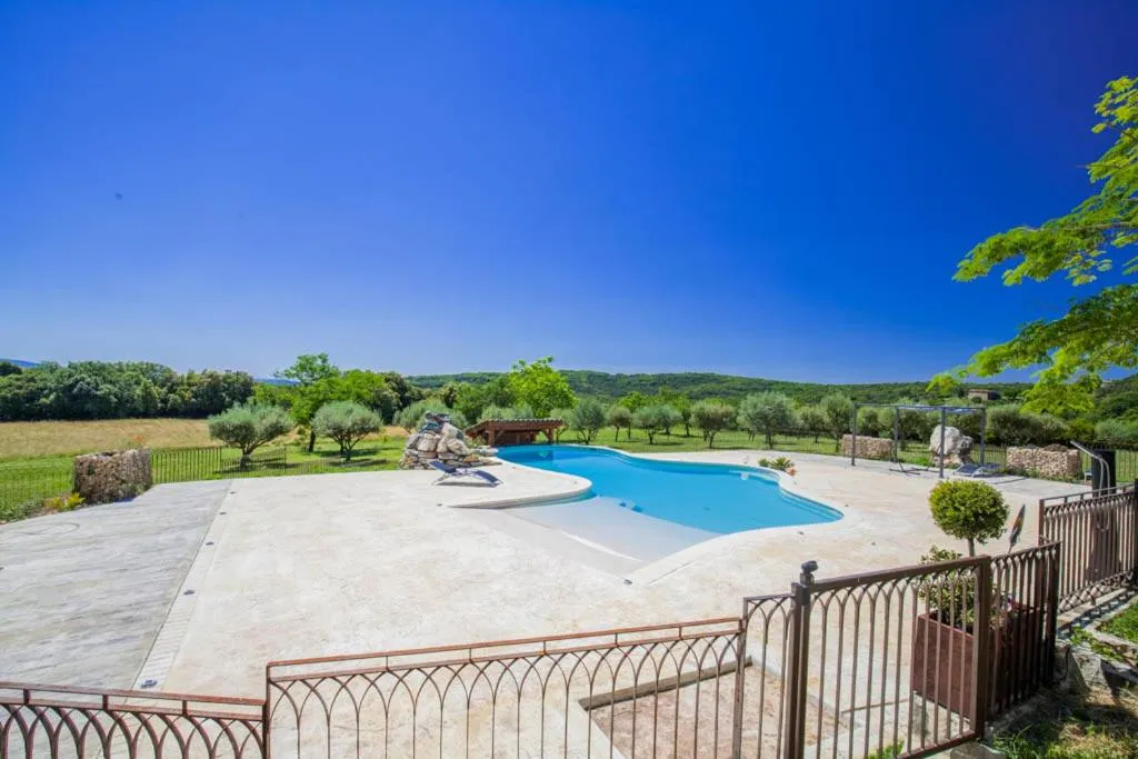 Swimming pool in Chambre d'hôtes, Mas de Louise