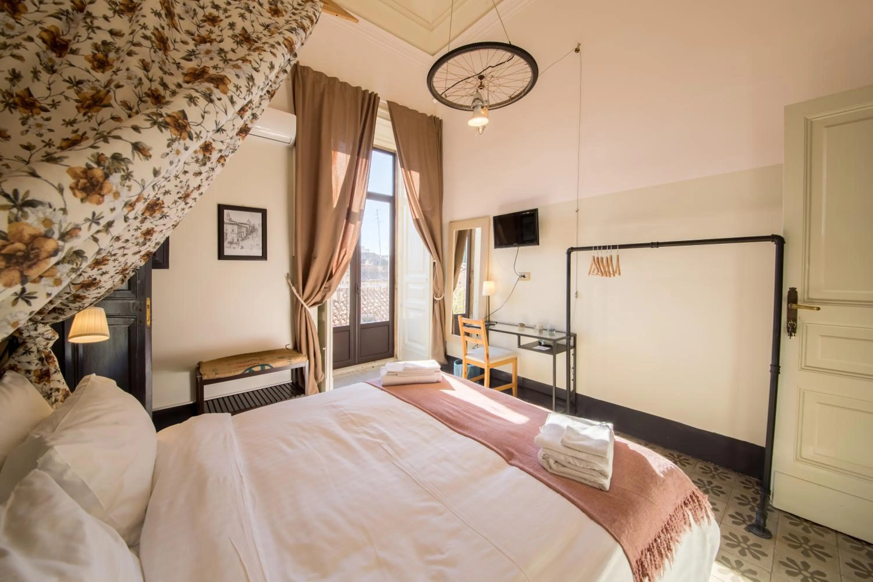 Photo of the whole room, Bed in Grand Tour Design Guest House Catania Self Check-in