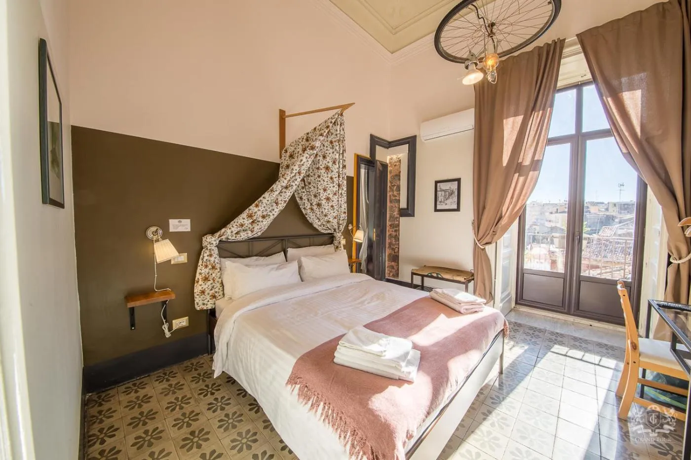 Bed in Grand Tour Design Guest House Catania Self Check-in