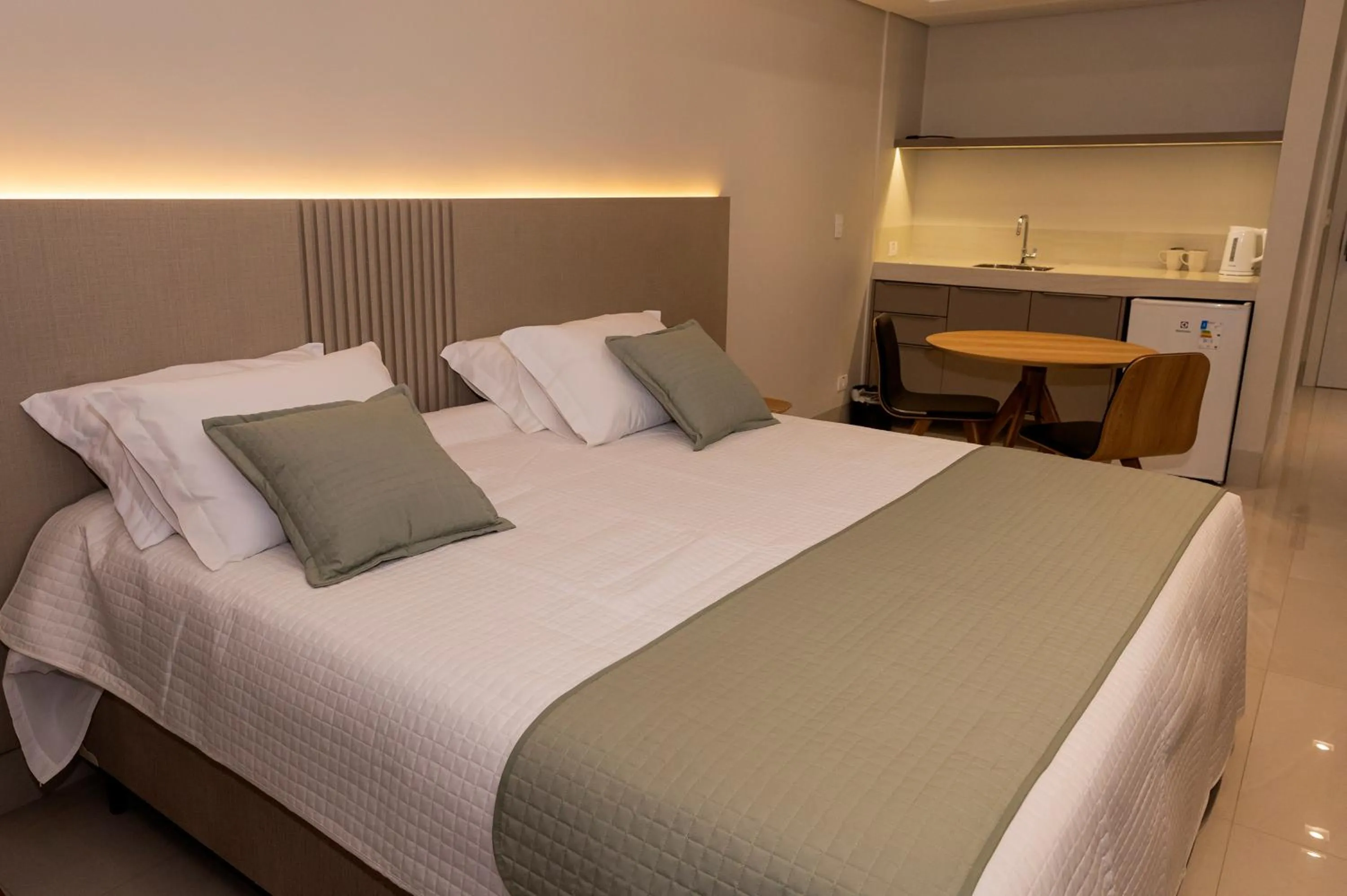 Kitchen or kitchenette, Bed in Riva Apart Hotel