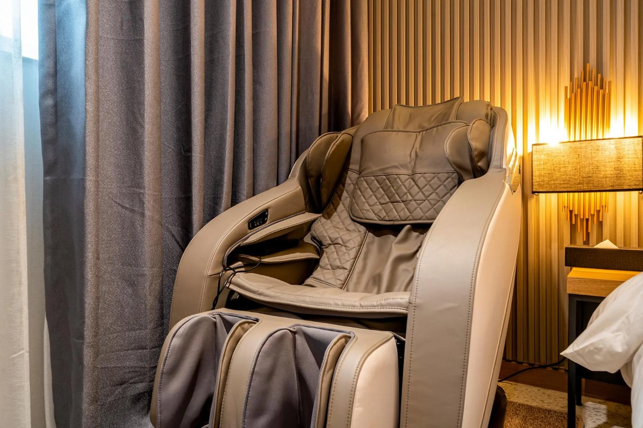 Seating area, Bed in 충주 어반브라운호텔