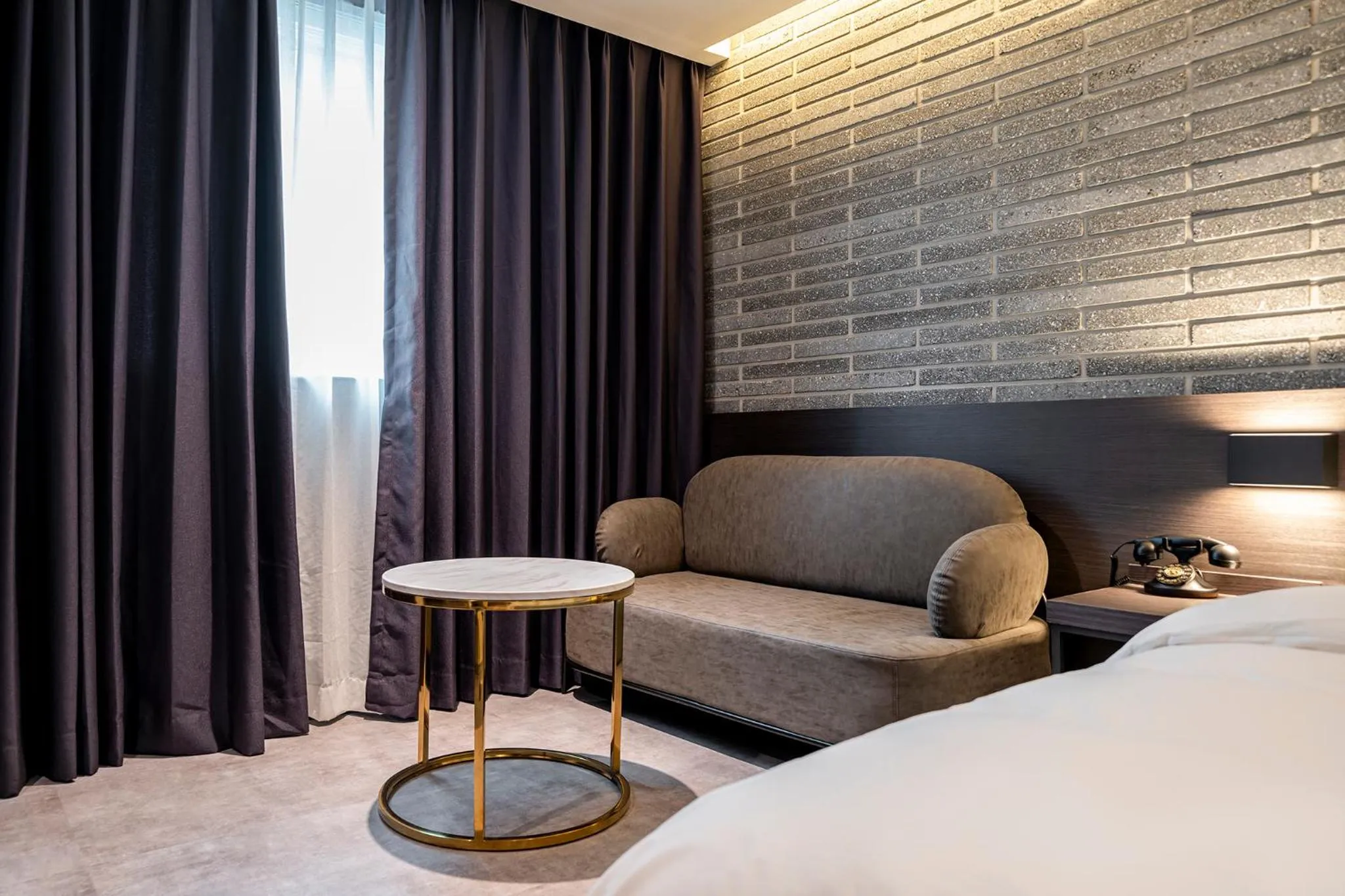 Seating area, Bed in 충주 어반브라운호텔