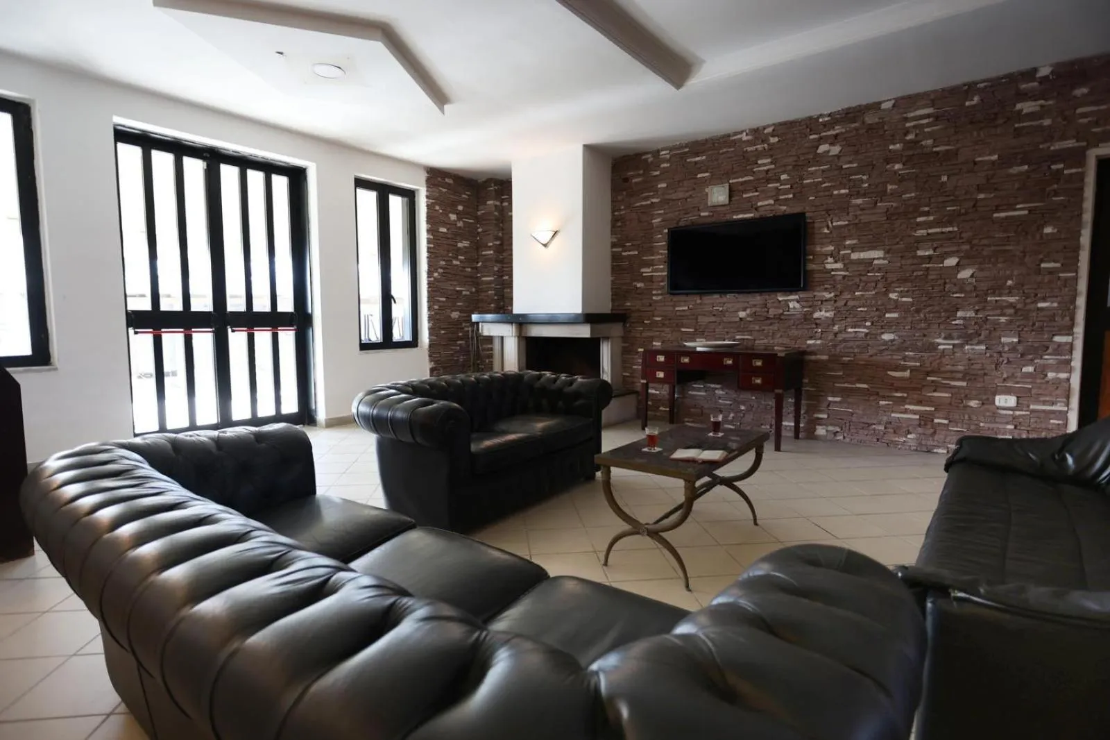 Communal lounge/ TV room in Hotel Barracuda