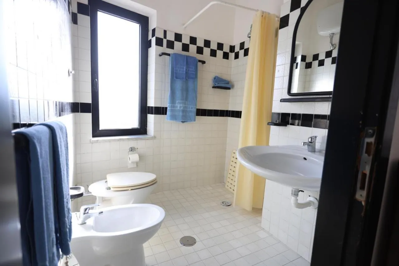 Shower in Hotel Barracuda