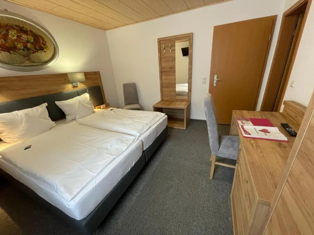 Photo of the whole room, Bed in Pension "Am Brunnen"
