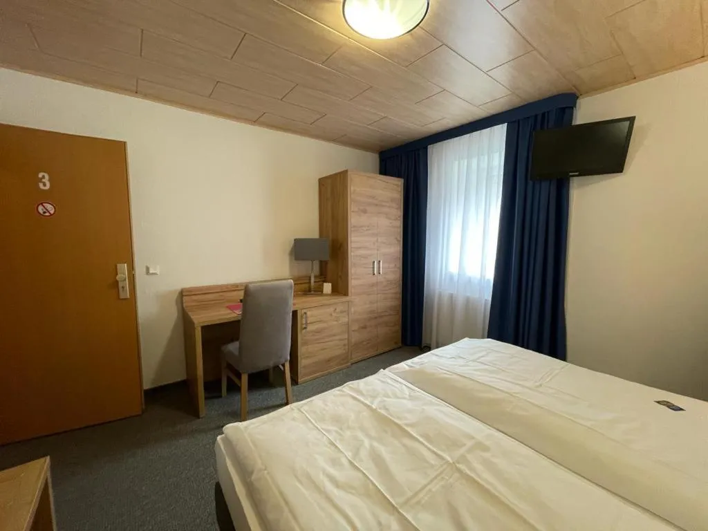 Photo of the whole room, Bed in Pension "Am Brunnen"