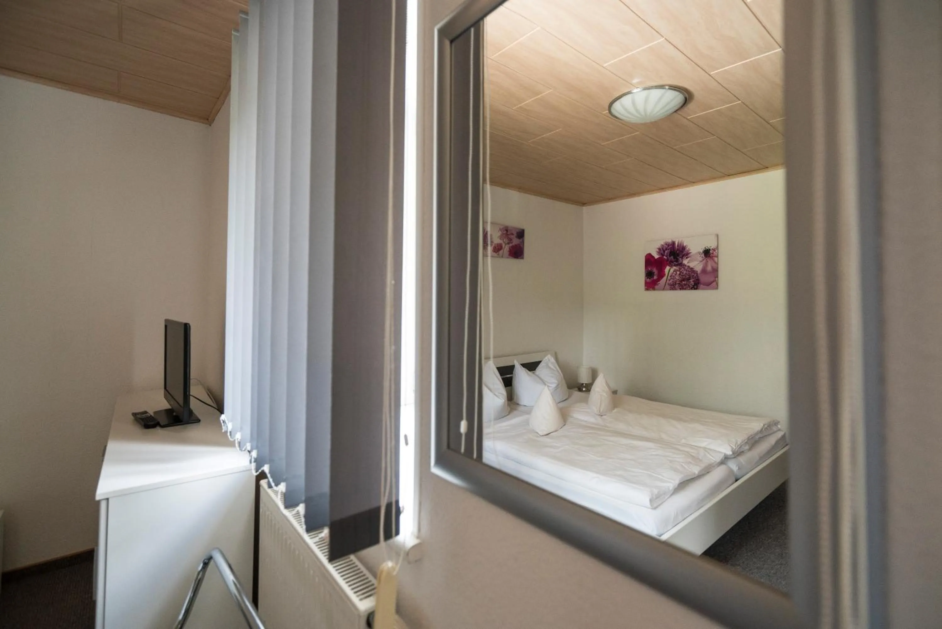 Photo of the whole room, Bed in Pension "Am Brunnen"