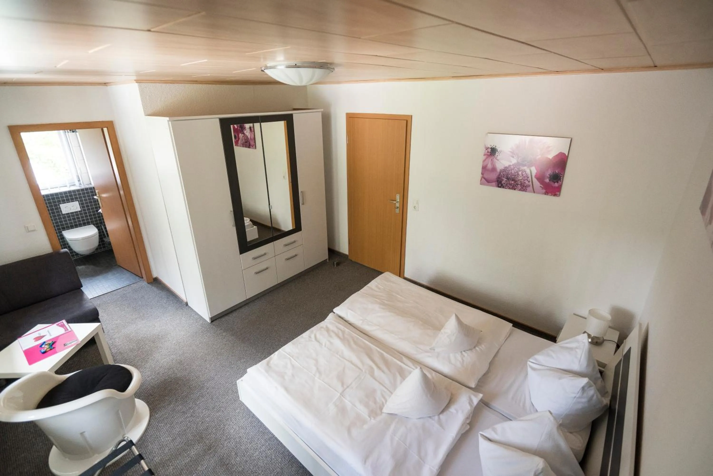 Photo of the whole room, Bed in Pension "Am Brunnen"