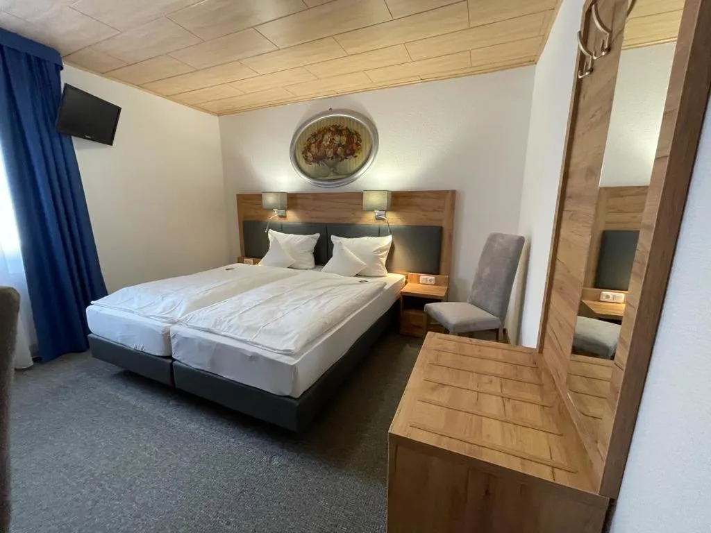 Photo of the whole room, Bed in Pension "Am Brunnen"