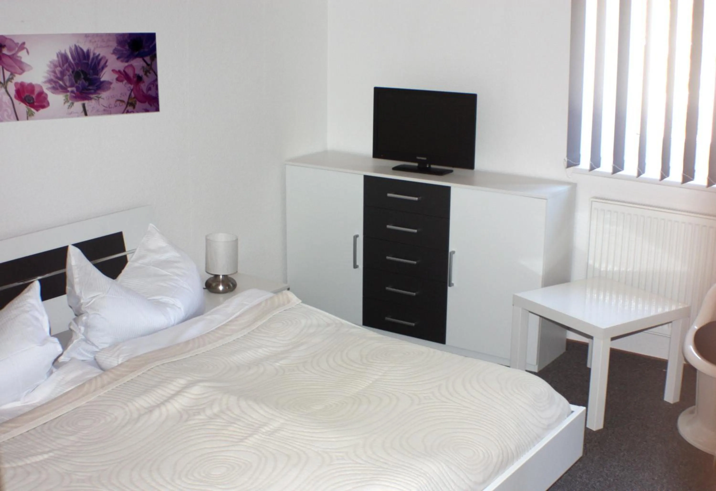 Photo of the whole room, Bed in Pension "Am Brunnen"