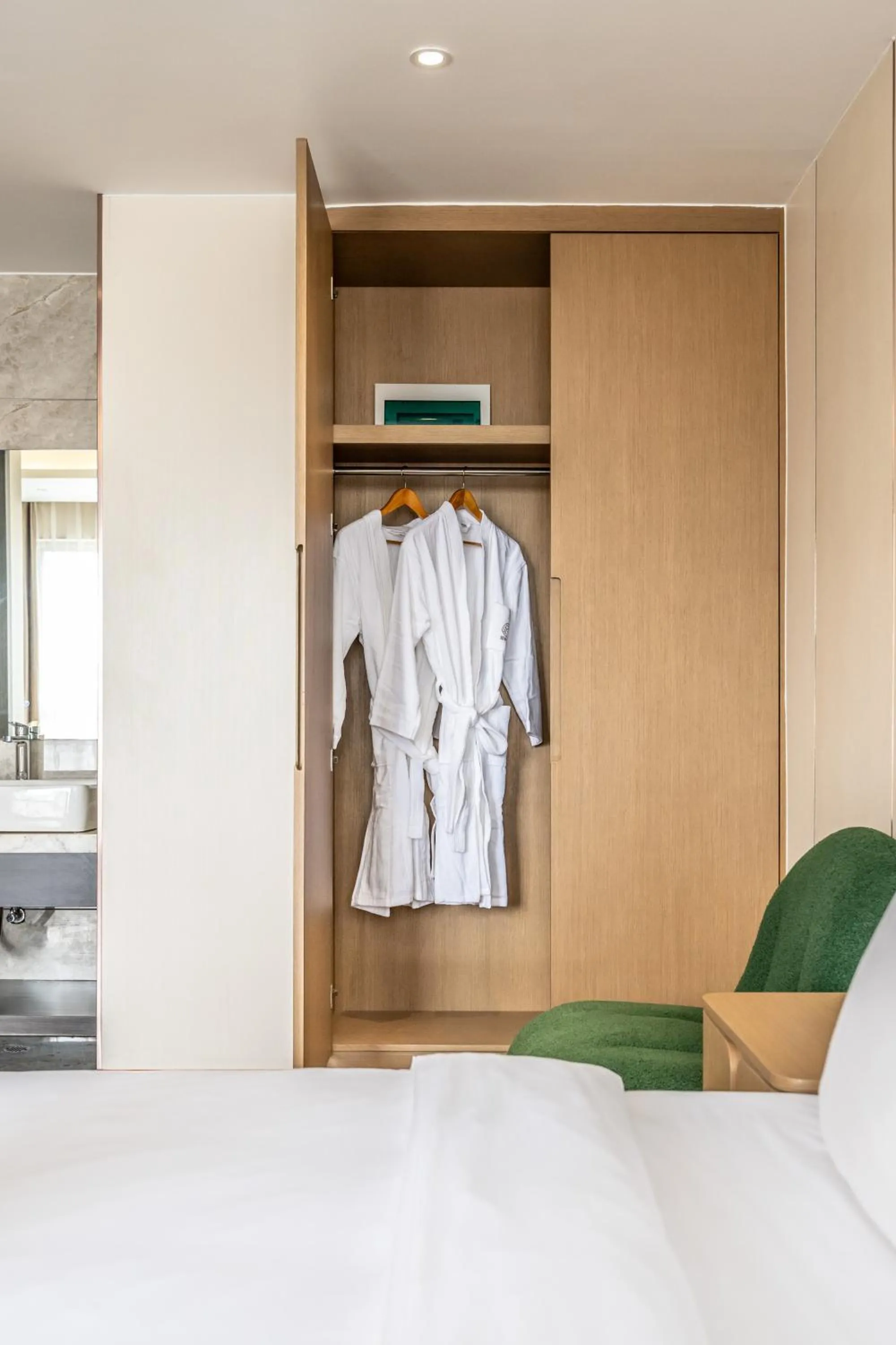 flat iron, Bed in Bole Jing Pin Hotel