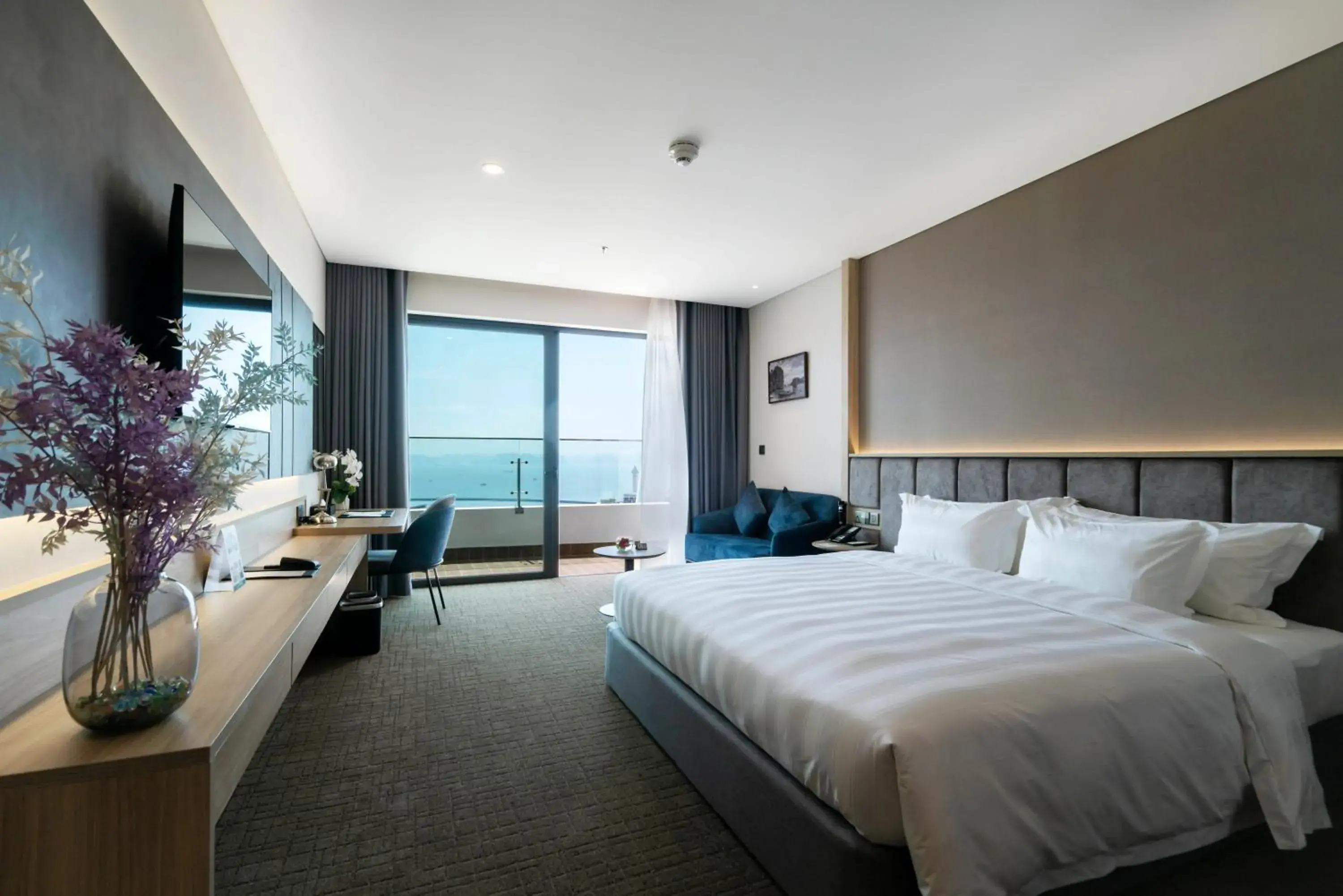 Deluxe King Room with Ocean View in Wyndham Garden Legend Halong Deluxe King Room with Ocean View in Wyndham Garden Legend Halong