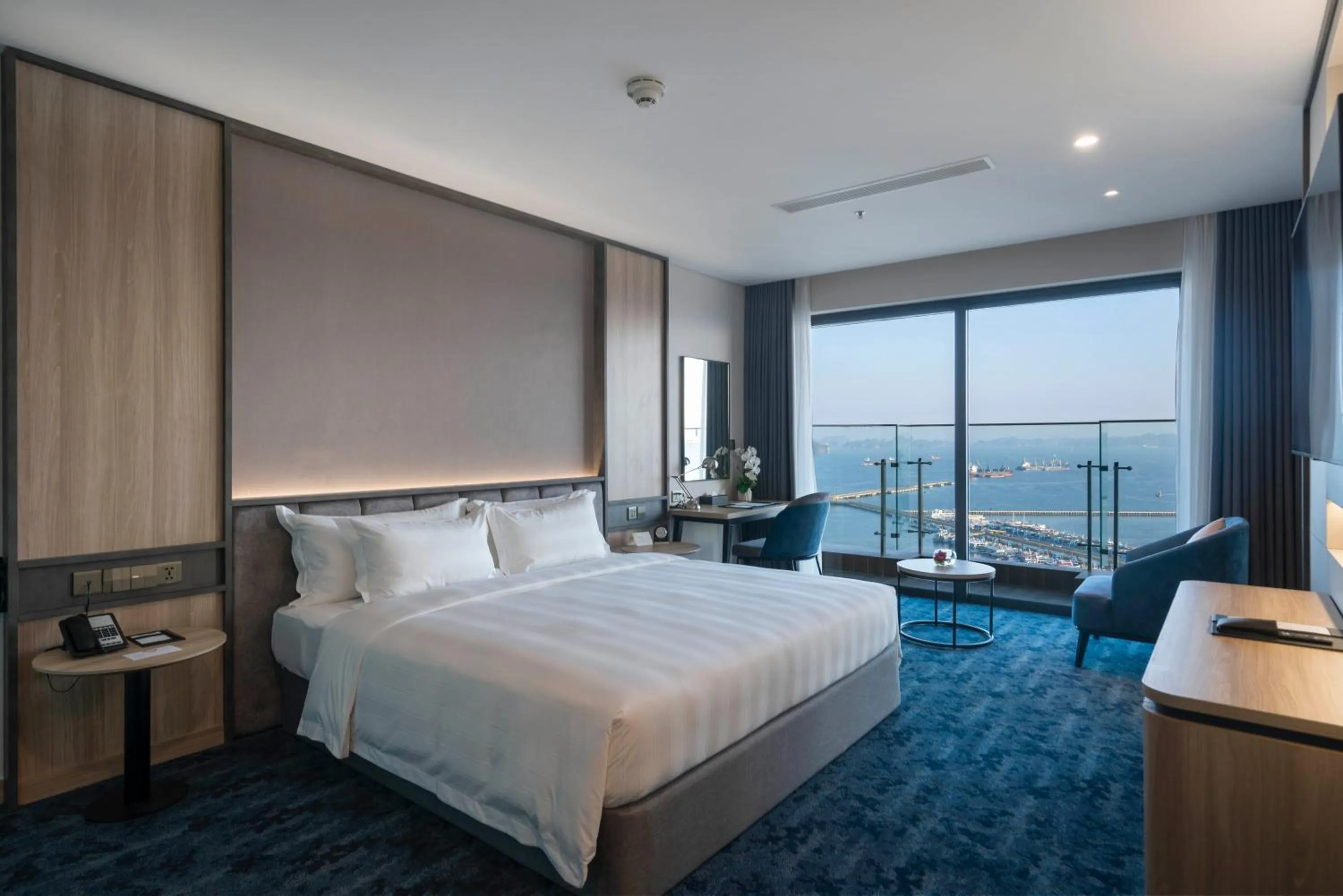 Premier King Suite with Ocean View in Wyndham Garden Legend Halong