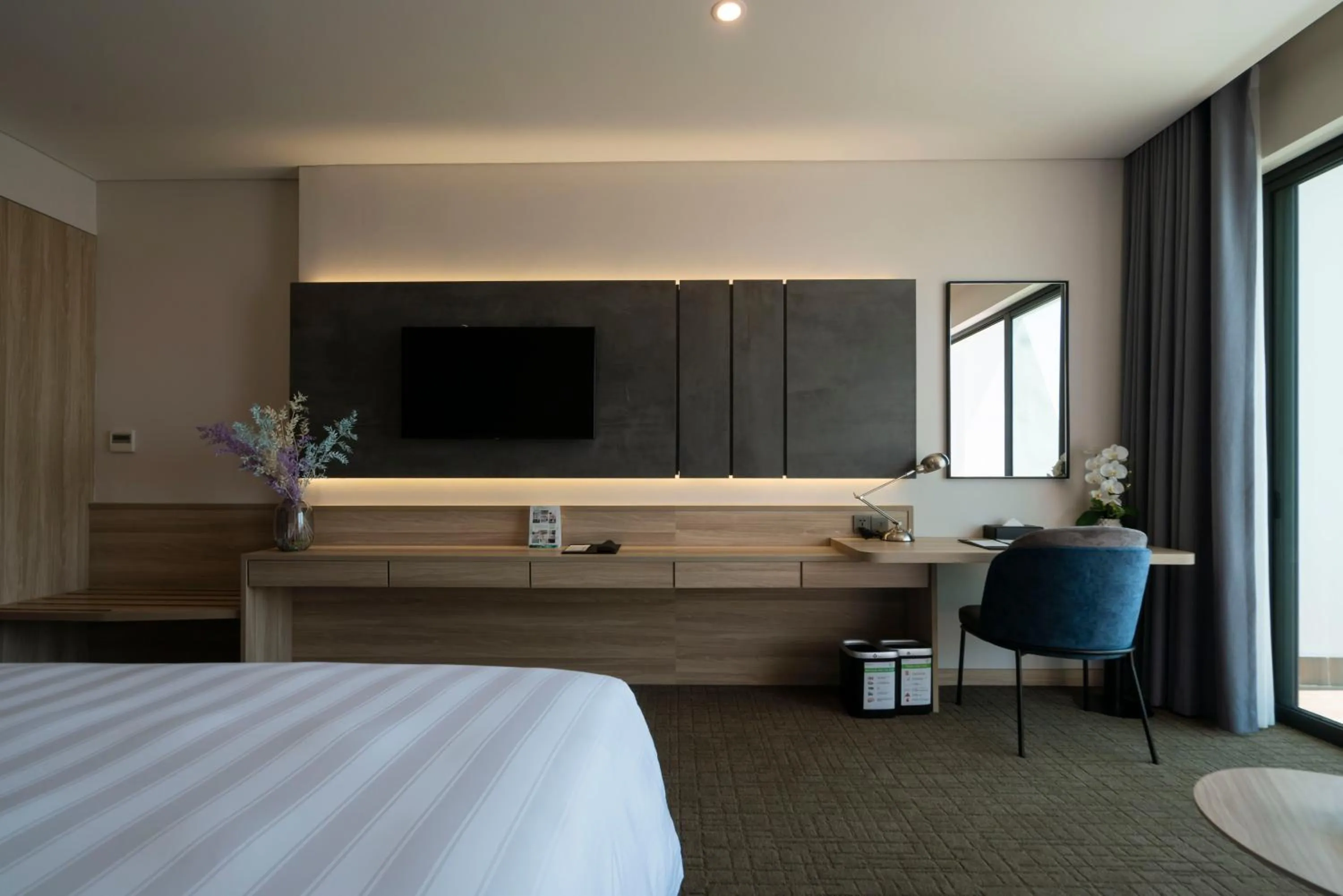 TV and multimedia, Bed in Wyndham Garden Legend Halong